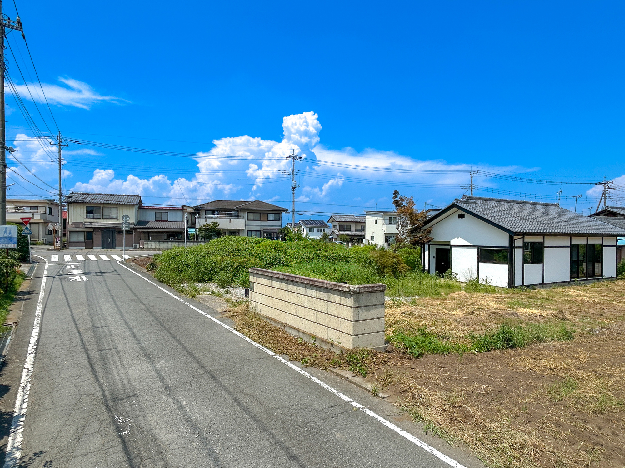 安中市鷺宮　中古物件の前面道路含む現地写真|低層の一戸建てを中心とした街並みが整然と続き、周辺は高い建物が建っていないので、採光や開放性に恵まれ、空が広く緑の多い閑静な趣を感じる環境です。

