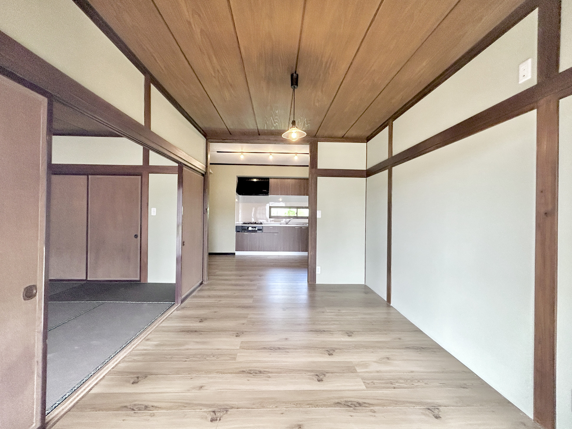 安中市鷺宮　中古物件の居間・リビング|南向きに大きく開いた窓からは、明るい陽射しが射し込みます。
爽やかな風が吹き抜ける心地良いリビングには、自然と家族が集まります。
