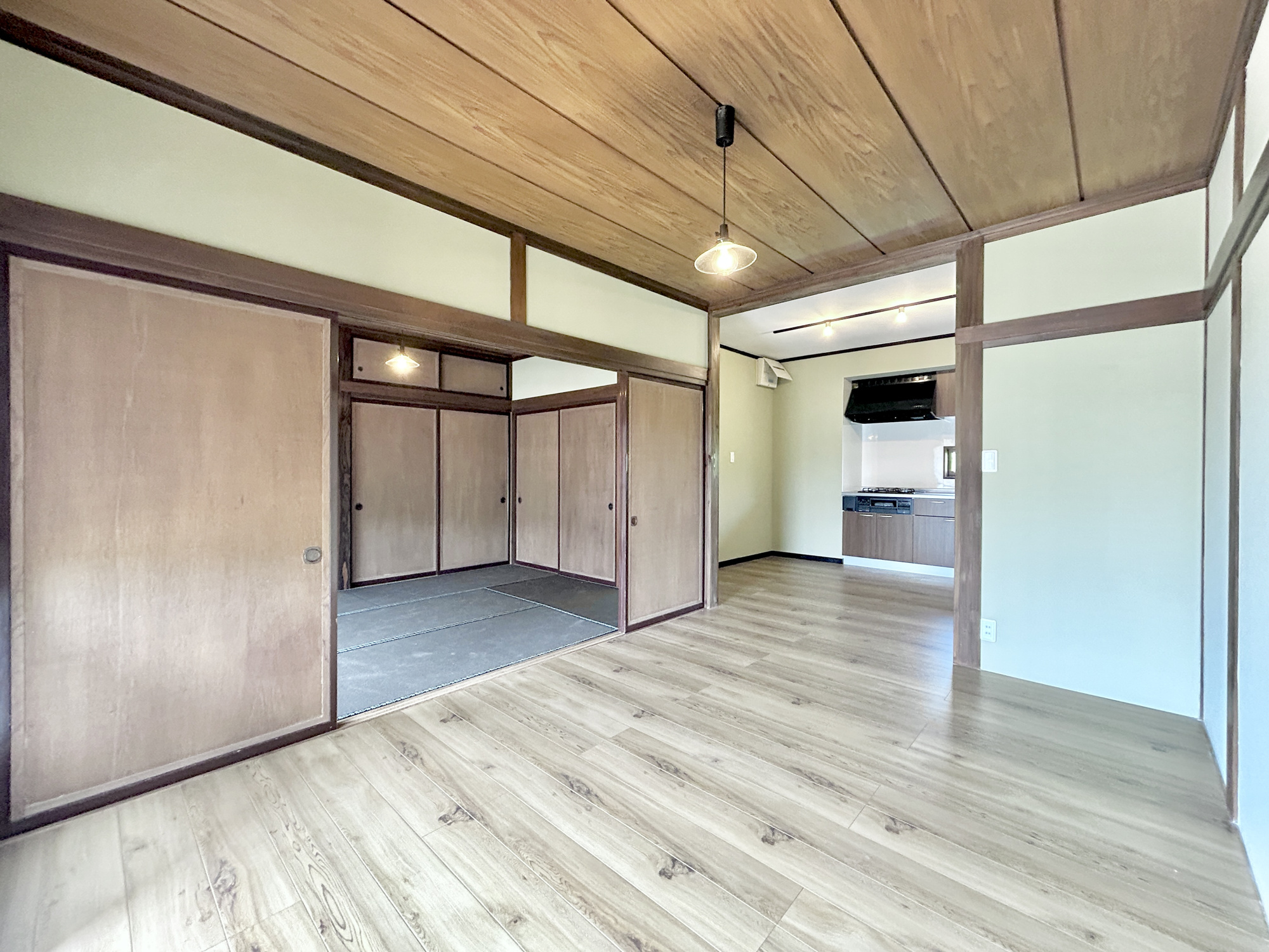 安中市鷺宮　中古物件の居間・リビング|室内にいても、たっぷりの陽光と爽やかな風を感じて頂ける、開放感あふれるリビングです。
ご家族と穏やかに過ごす、心地の良い時間が流れます。