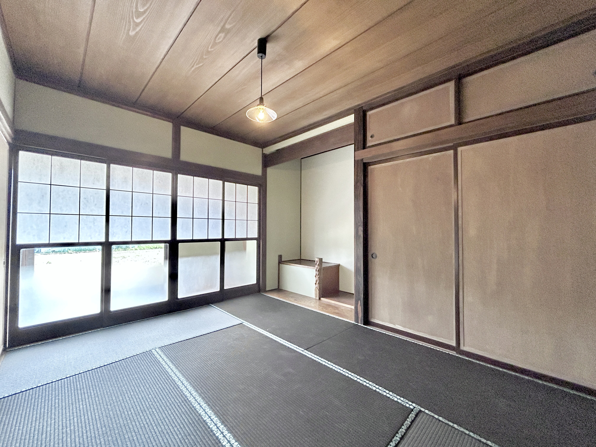 安中市鷺宮　中古物件の和室|大きな窓からたっぷりの日差しが降り注ぐ明るい室内です。おしゃれな畳もアクセントになっています♪

