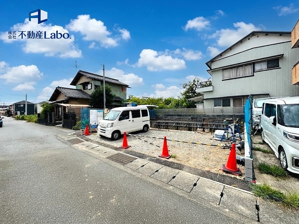 リーブルガーデン　清水区下野緑町　全1棟の前面道路含む現地写真|●駐車スペース●
２台以上駐車可能♪
並列駐車のため、車の出し入れが楽々♪
