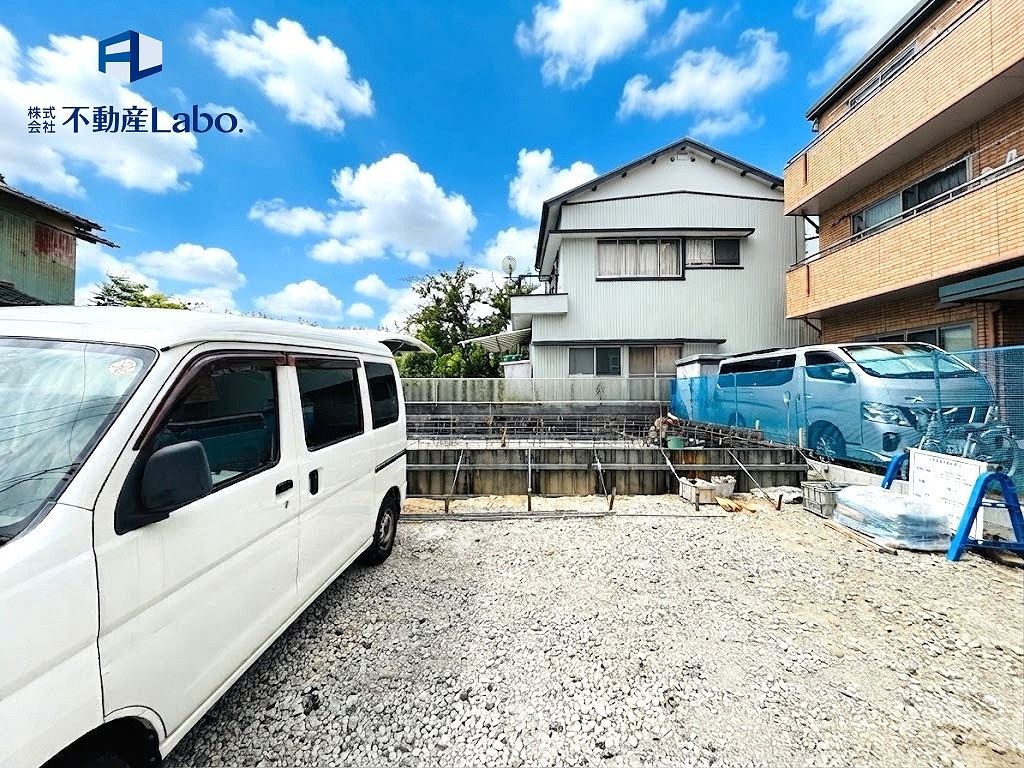 リーブルガーデン　清水区下野緑町　全1棟の外観|ゆとりのある前面道路で、お車の出し入れもスムーズに行えます♪