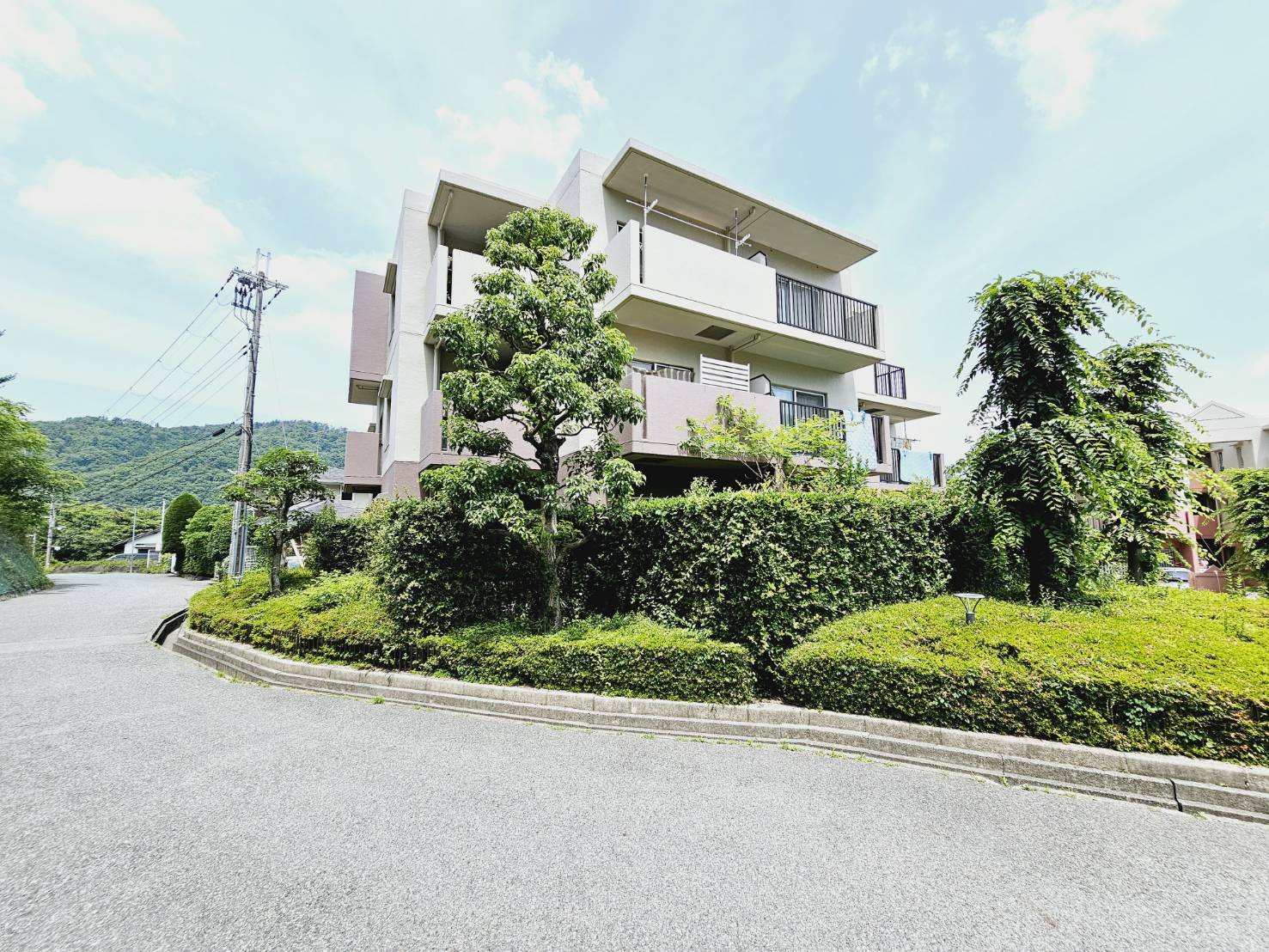 ユニハイム神戸唐櫃台3号棟の外観|■全棟総戸数153戸のビッグコミュニティ■陽光と風を感じる温かい室内＋南バルコニー
