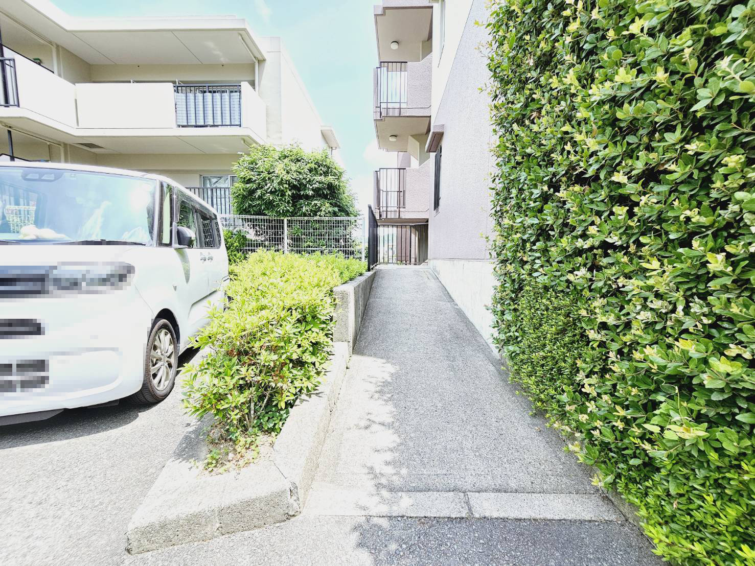 ユニハイム神戸唐櫃台3号棟のその他共用部分|■3号棟の1階スロープ■スロープがあることで、階段差はありません。