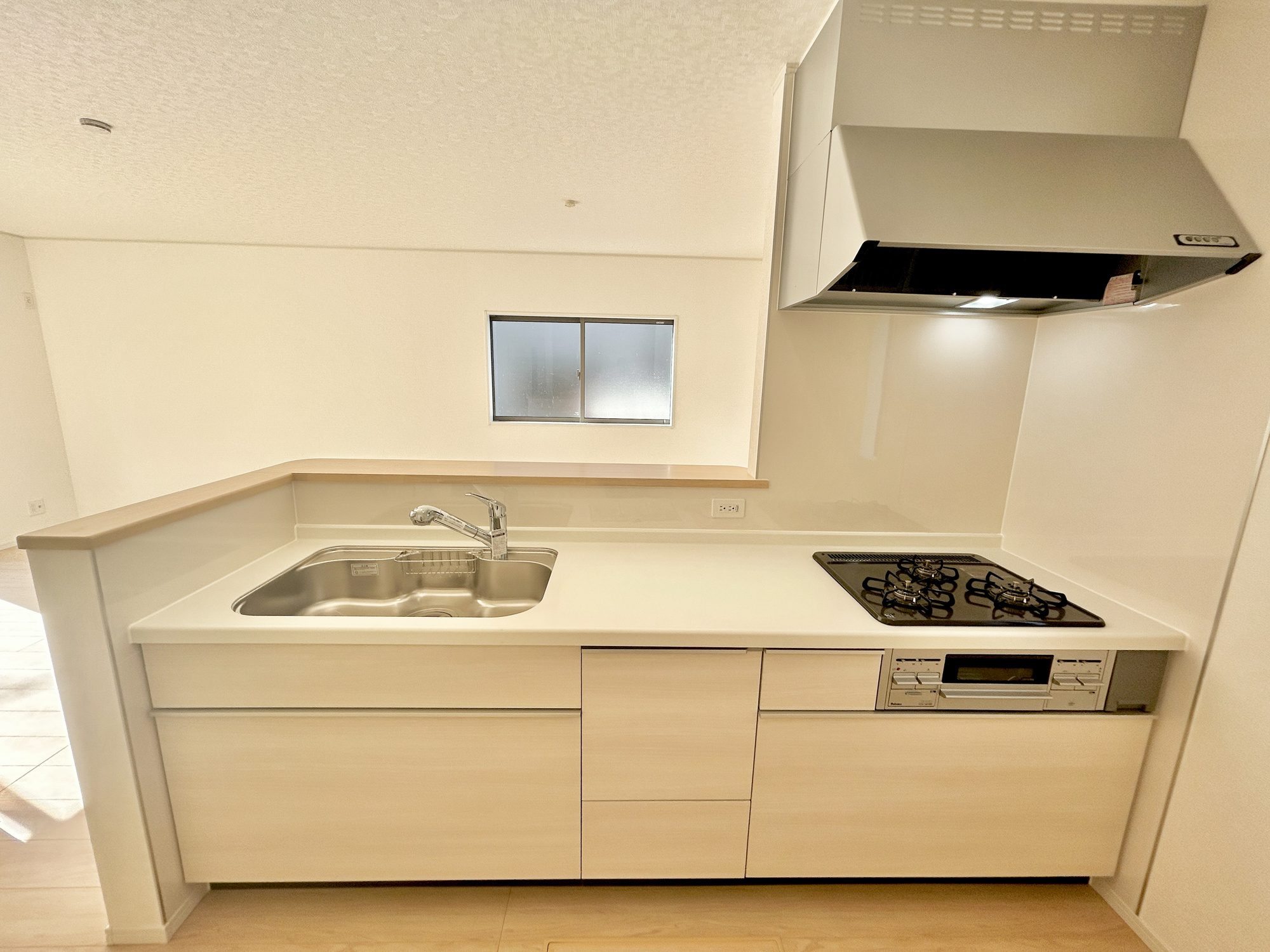 高崎市吉井町神保第2　新築住宅全2棟のキッチン|収納が多いのでキッチンの上は常にきれいに保てます！！
お料理がしたくなるそんな嬉しい・楽しいキッチンです♪