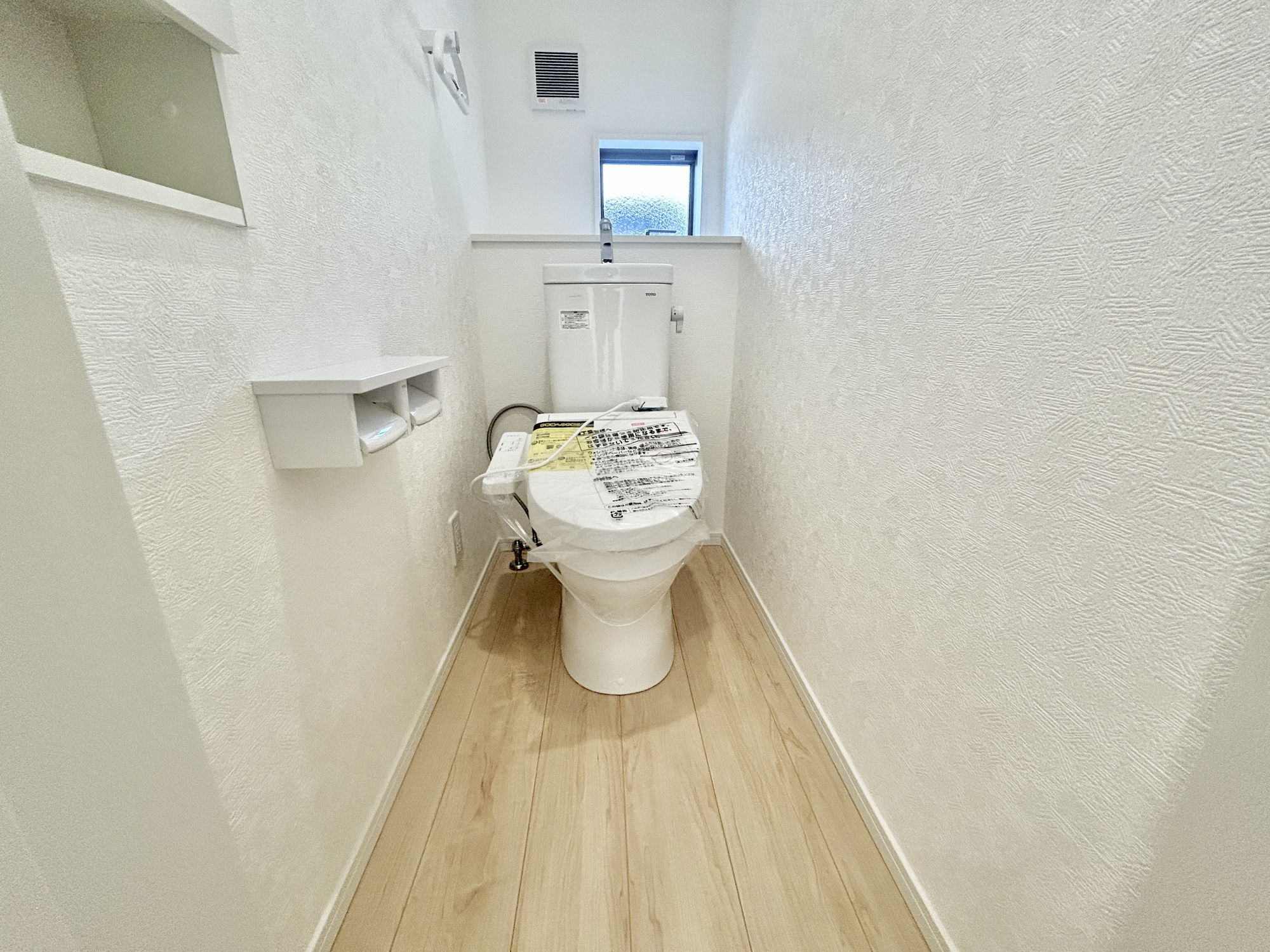 高崎市吉井町神保第2　新築住宅全2棟のトイレ|節水型でエコなトイレには、今では当たり前の洗浄付き。便座を温める機能もついていて、居心地良くてトイレから出られなくなるかも！換気用に換気扇はもちろん、窓も着いているので常に快適ですね♪