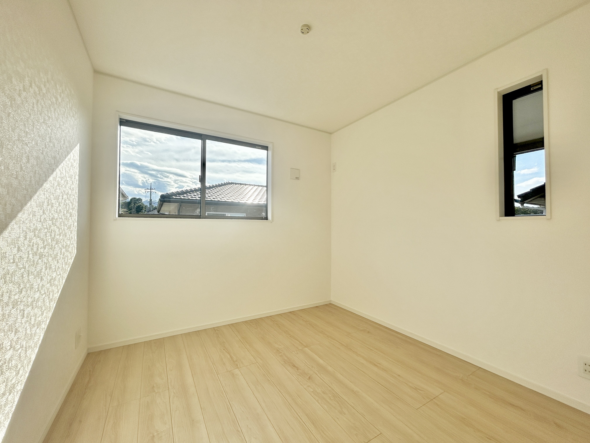 高崎市吉井町神保第2　新築住宅全2棟の寝室|木目のフローリングが暖かみのある室内に。明るい寝室で心地のいい朝を迎えられそう。
