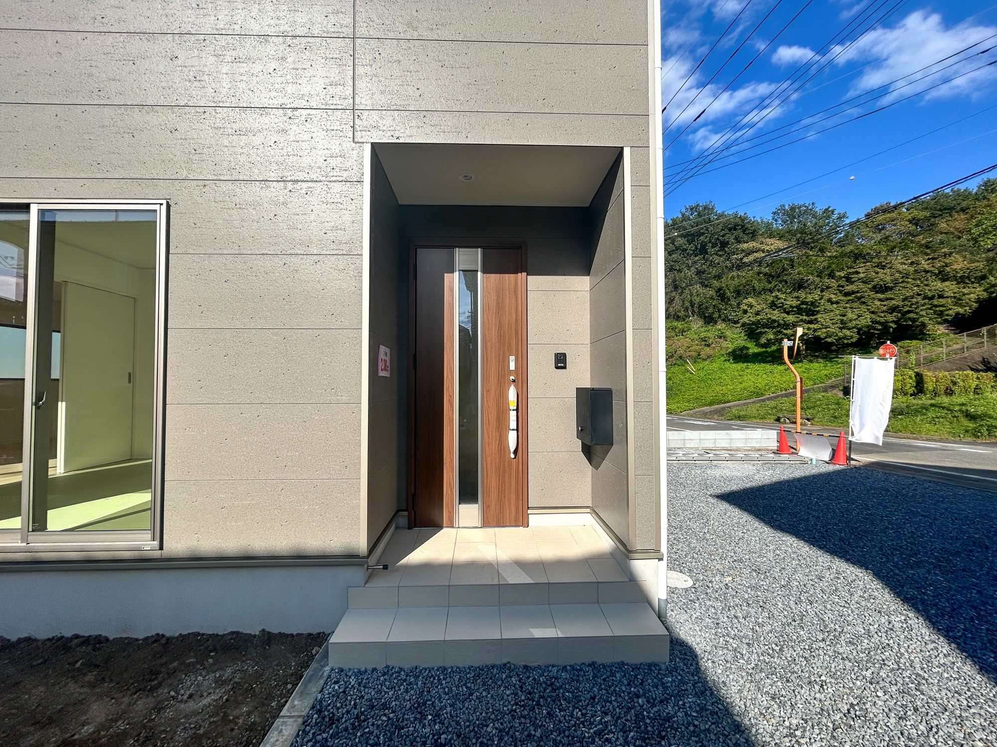 高崎市吉井町神保第2　新築住宅全2棟の玄関|明るく優しいイメージの玄関アプローチ。玄関上は屋根があるので雨の心配いらず♪