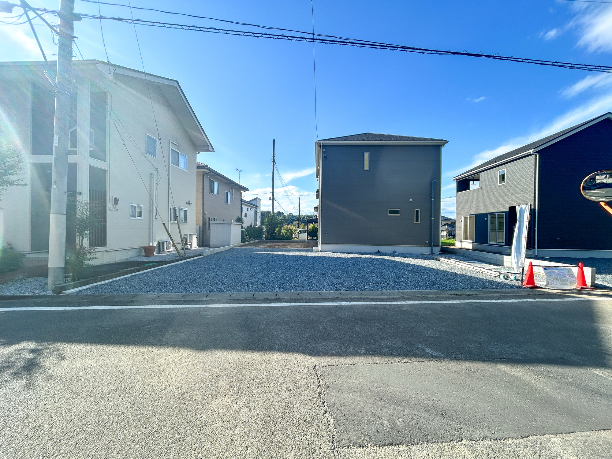 高崎市吉井町神保第2　新築住宅全2棟の駐車場|充分な駐車スペースはアレンジが出来る程のスペースがあります。お庭として利用も良しです♪