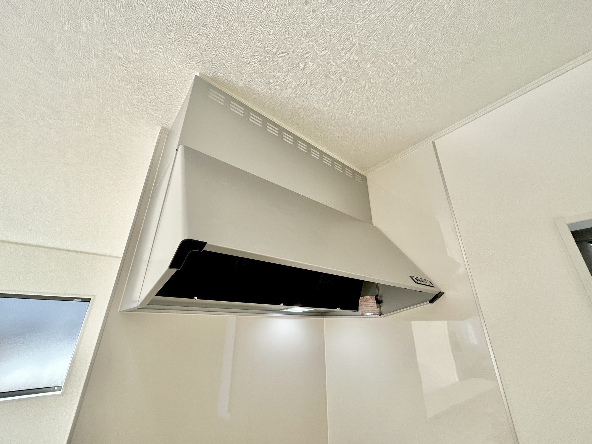 高崎市吉井町神保第2　新築住宅全2棟の設備|キッチンの見た目もスッキリし、稼働している時も音が静かなレンジフード。
