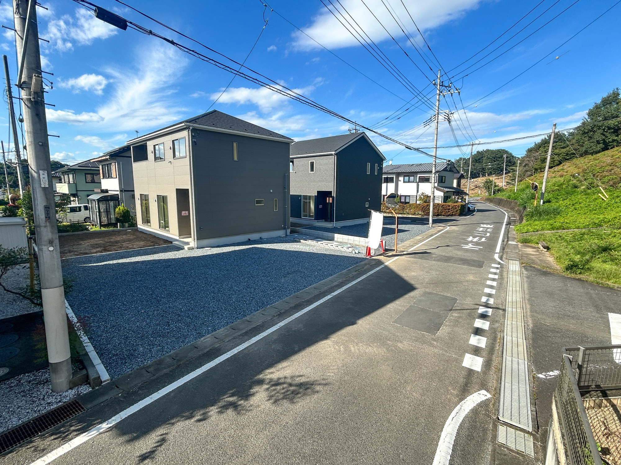 高崎市吉井町神保第2　新築住宅全2棟の前面道路含む現地写真|閑静な住宅地で子育て家族にピッタリ。毎日のお散歩も快適な緑に恵まれたエリアで、自然に包まれた穏やかな暮らしを実現するための、ゆとりある住環境が整っています。

