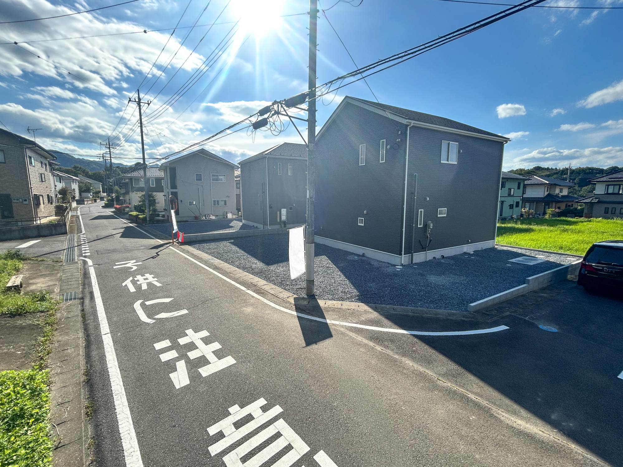 高崎市吉井町神保第2　新築住宅全2棟の前面道路含む現地写真|低層の一戸建てを中心とした街並みが整然と続き、周辺は高い建物が建っていないので、採光や開放性に恵まれ、空が広く緑の多い閑静な趣を感じる環境です。

