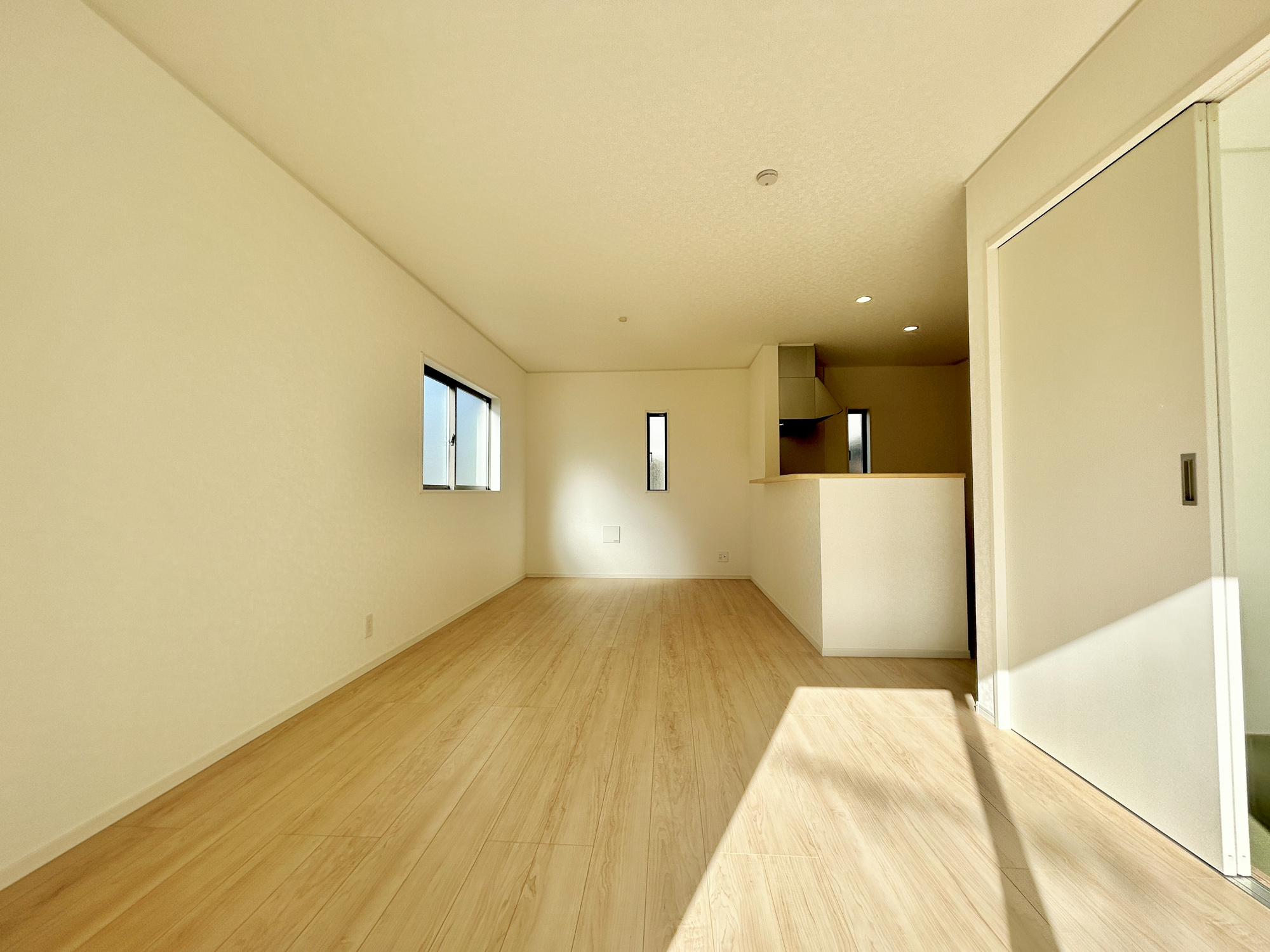 高崎市吉井町神保第2　新築住宅全2棟の居間・リビング|大きく開いた窓からは、明るい陽射しが射し込みます。
爽やかな風が吹き抜ける心地良いリビングには、自然と家族が集まります。
