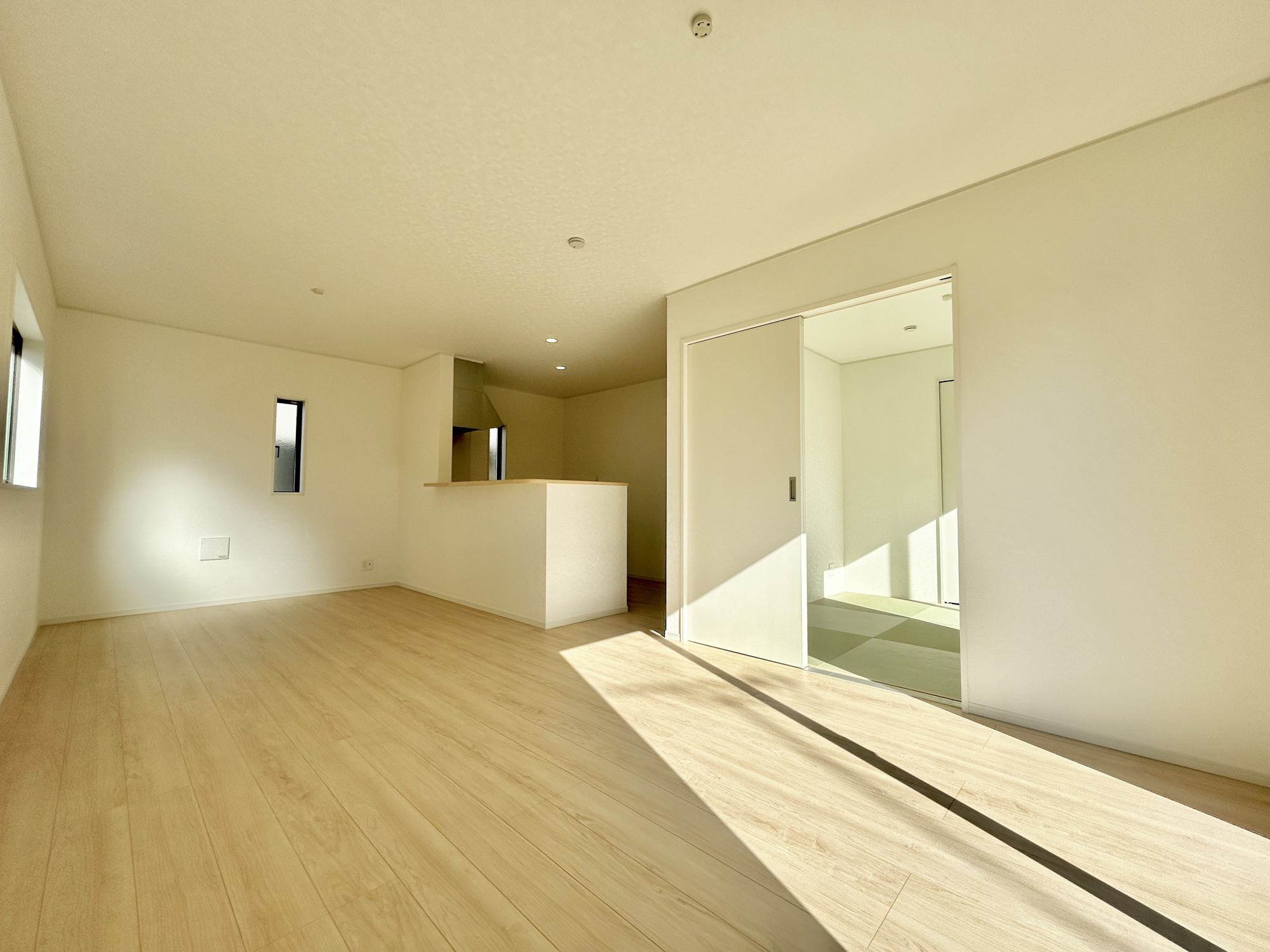 高崎市吉井町神保第2　新築住宅全2棟の居間・リビング|室内にいても、たっぷりの陽光と爽やかな風を感じて頂ける、開放感あふれるリビングです。
ご家族と穏やかに過ごす、心地の良い時間が流れます。