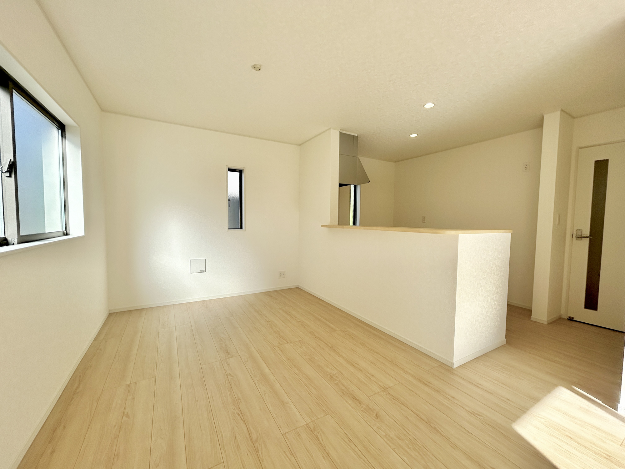 高崎市吉井町神保第2　新築住宅全2棟の居間・リビング|ここにはみんなが集い、食事と楽しい会話が始まる。話に夢中になりすぎて、ついつい時を忘れてしまう。そんな束の間の幸せを感じさせてくれる場所。