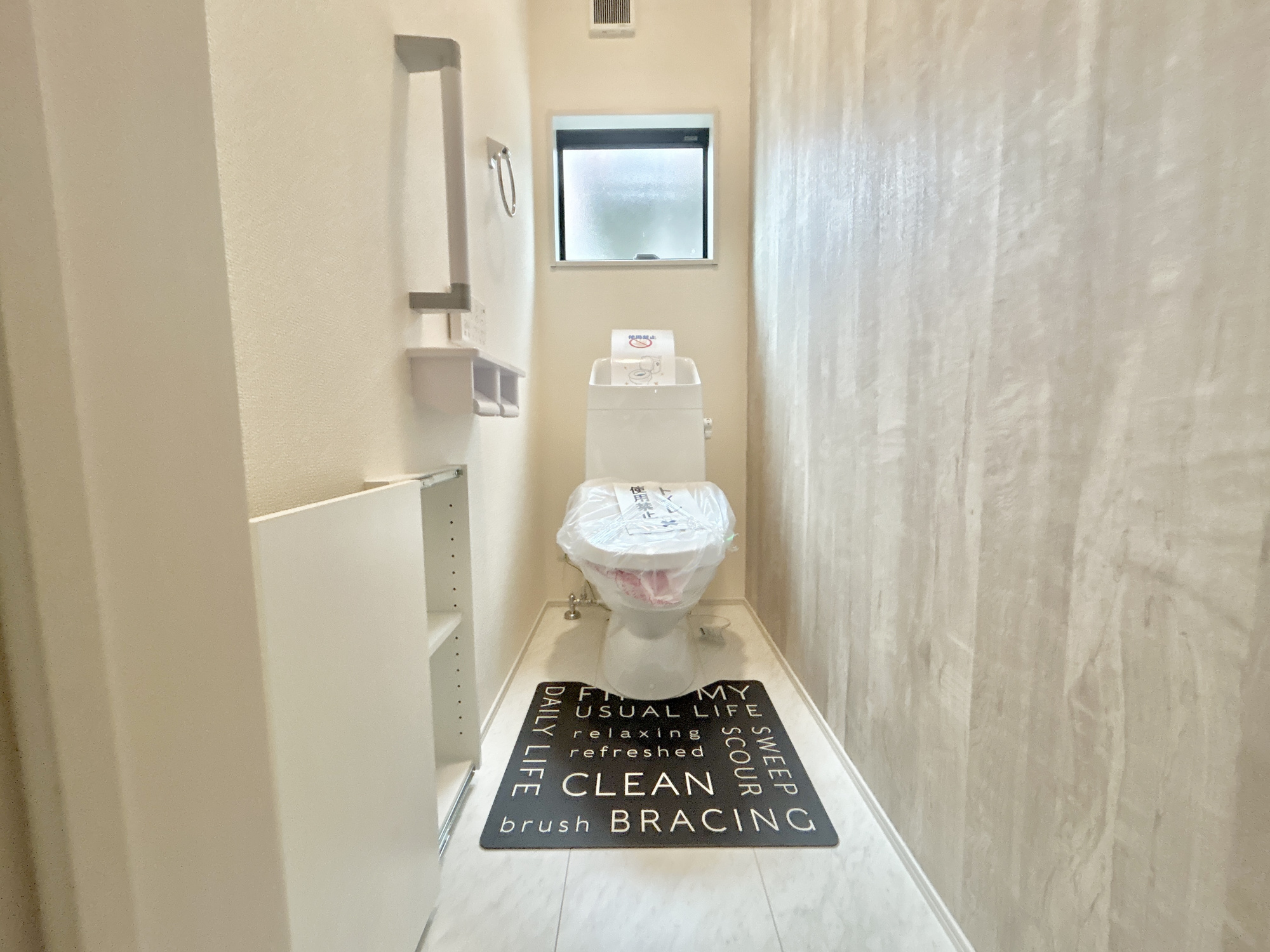 高崎江木町第12　新築住宅全1棟のトイレ|節水型でエコなトイレには、今では当たり前の洗浄付き。便座を温める機能もついていて、居心地良くてトイレから出られなくなるかも！換気用に換気扇はもちろん、窓も着いているので常に快適ですね♪