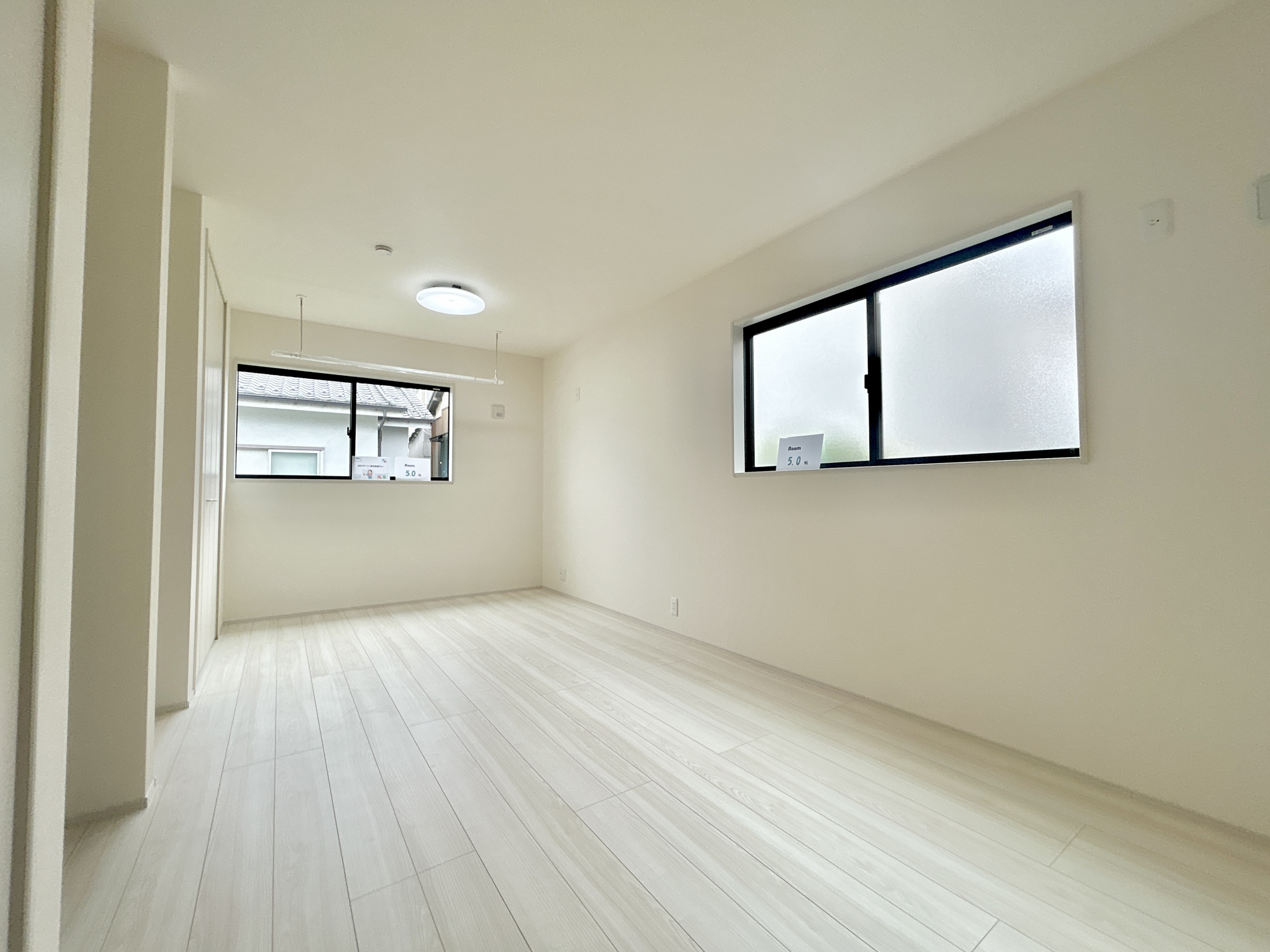 高崎江木町第12　新築住宅全1棟の洋室|1階洋室は2つ出入口のための扉があるので、間仕切りをして2つの部屋に分けることができます♪