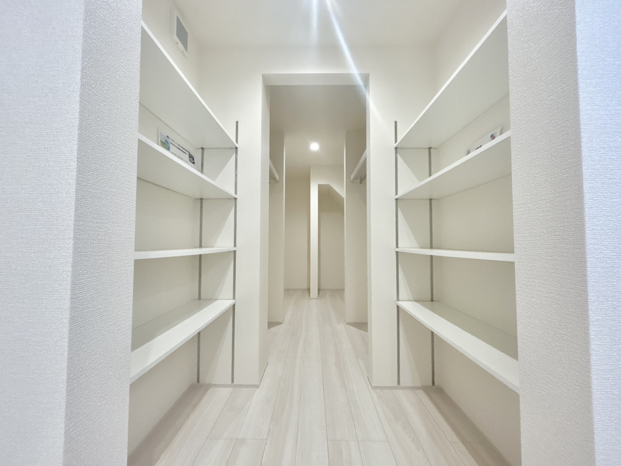 高崎江木町第12　新築住宅全1棟の収納|たくさんのお洋服が入る、ウォークインクローゼット。
お洋服以外にも掃除機やスーツケースなどを一箇所に集約できるのが魅力です♪
収納ケースを置かなくていいのでお部屋の見た目にもスッキリ！