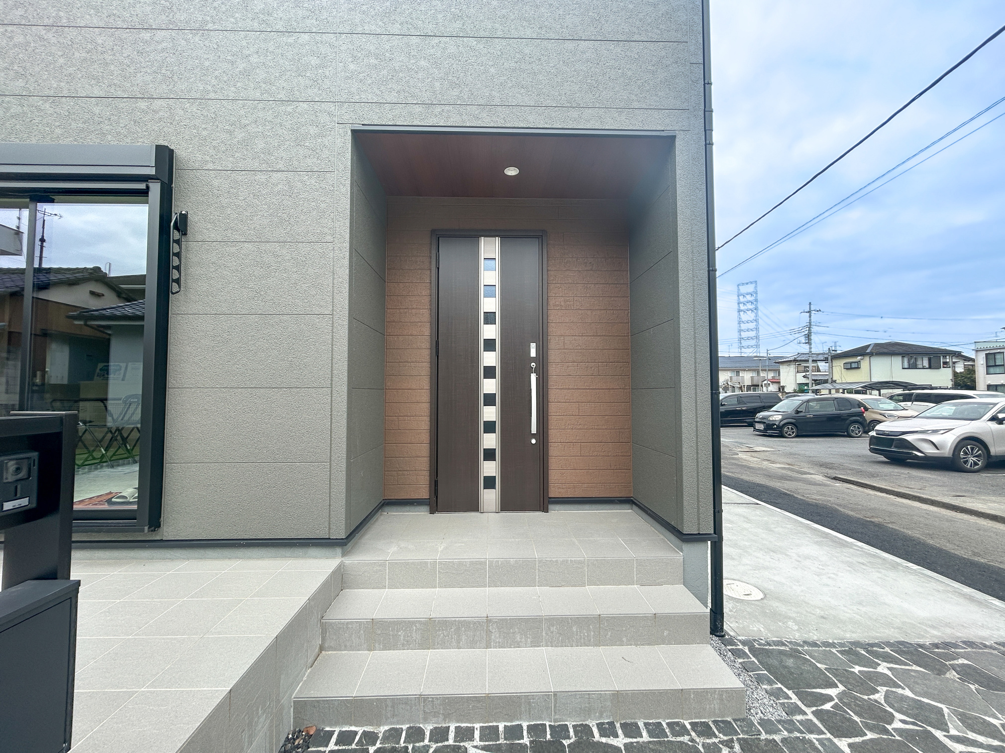 高崎江木町第12　新築住宅全1棟の玄関|玄関上は屋根があるので雨の心配いらず♪