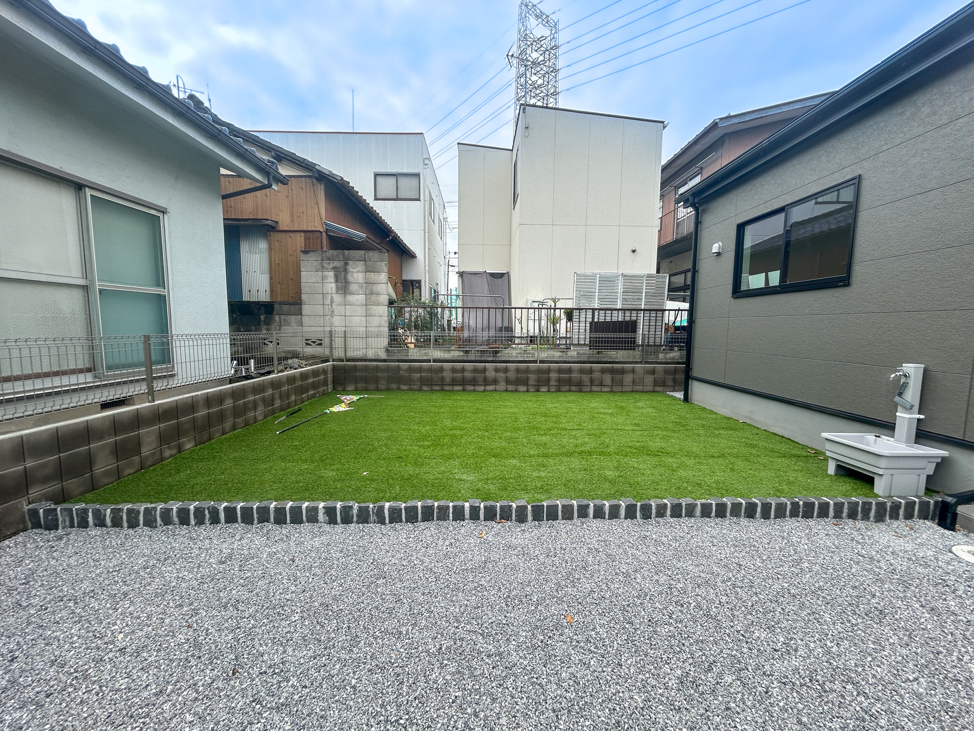 高崎江木町第12　新築住宅全1棟の庭|お庭には人工芝施工済みで緑の色が安らぎを感じさせます♪