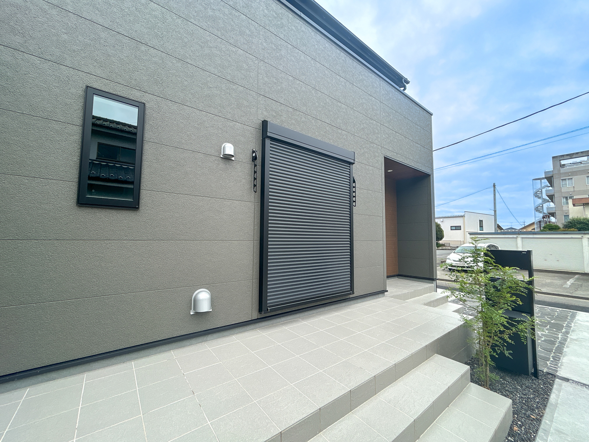 高崎江木町第12　新築住宅全1棟の防犯設備|防風、防犯、防音、断熱と様々な効果を発揮するシャッター付きです♪