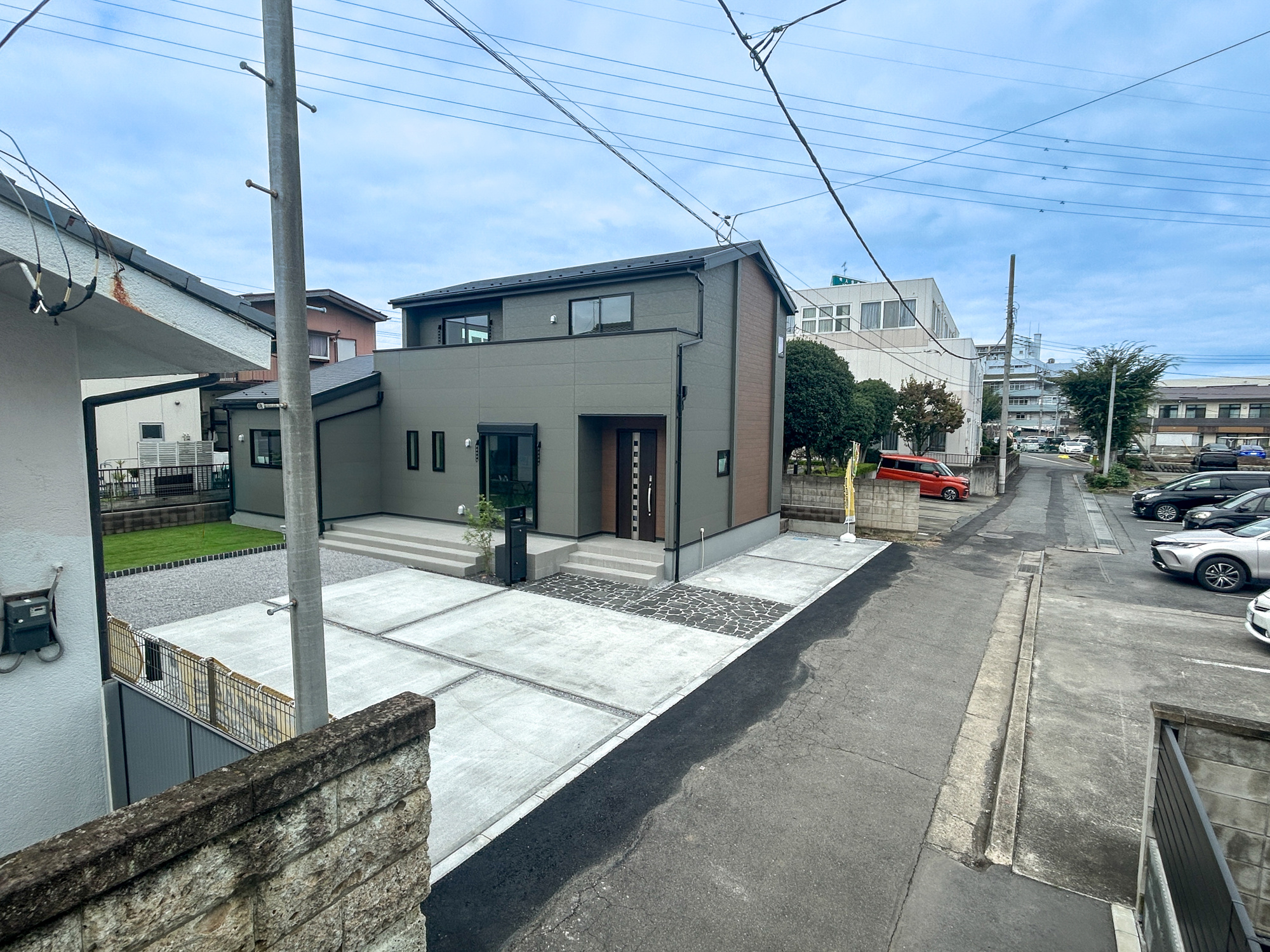 高崎江木町第12　新築住宅全1棟の前面道路含む現地写真|閑静な住宅地で子育て家族にピッタリ。毎日のお散歩も快適な緑に恵まれたエリアで、自然に包まれた穏やかな暮らしを実現するための、ゆとりある住環境が整っています。

