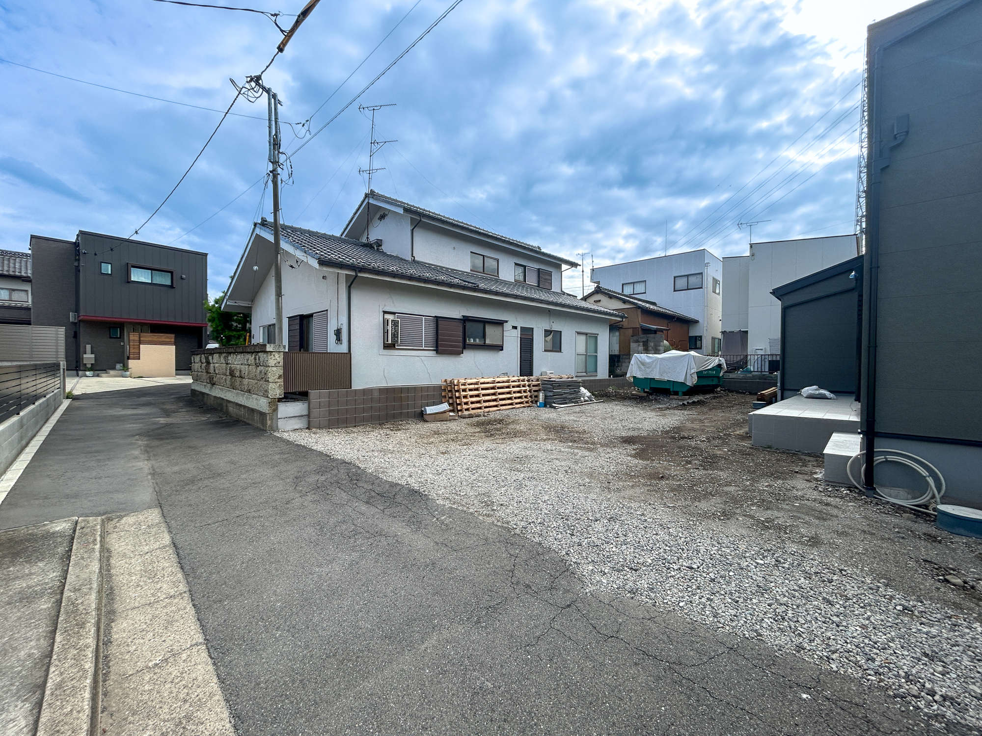高崎江木町第12　新築住宅全1棟の前面道路含む現地写真|低層の一戸建てを中心とした街並みが整然と続き、周辺は高い建物が建っていないので、採光や開放性に恵まれ、空が広く緑の多い閑静な趣を感じる環境です。

