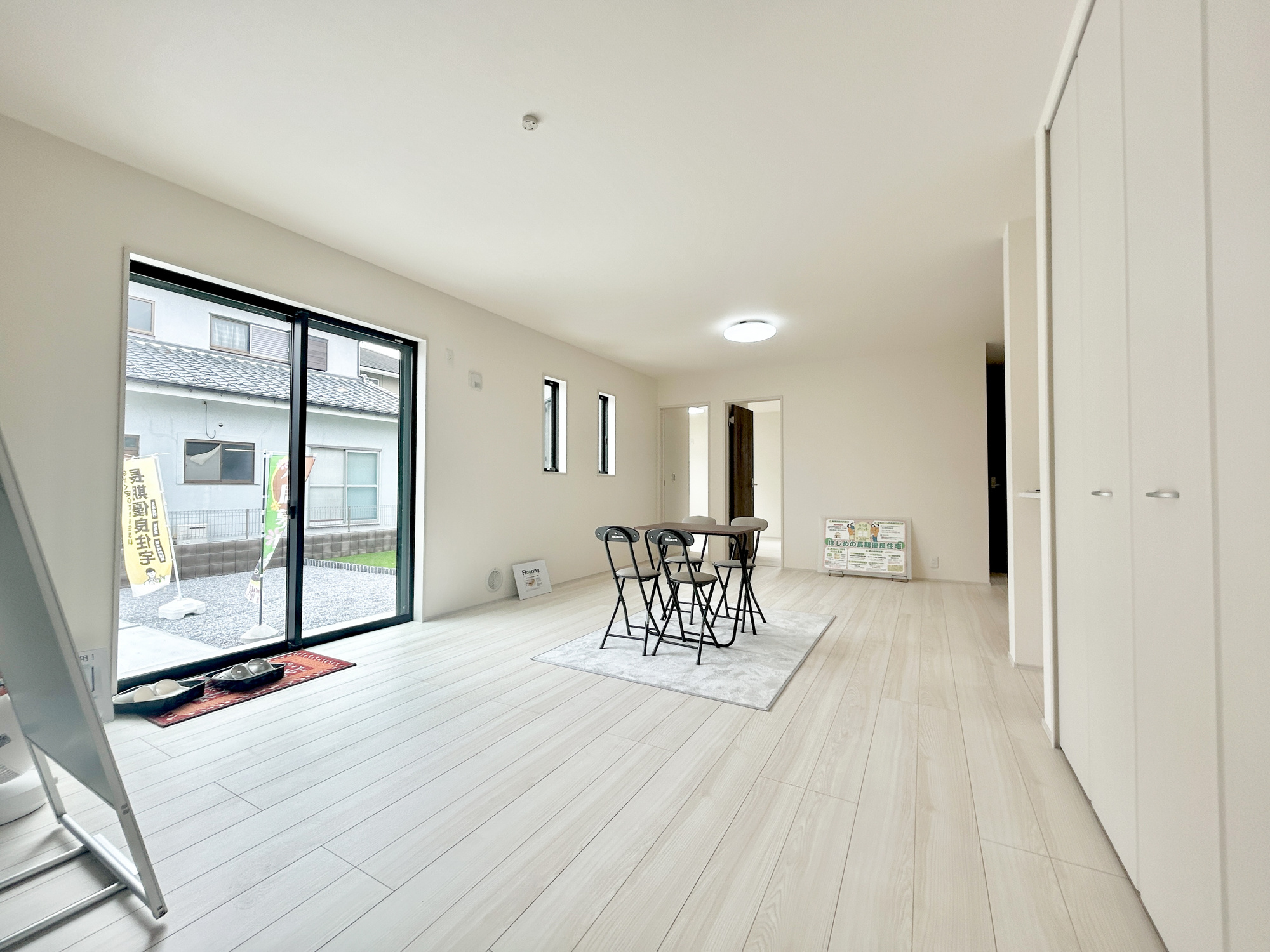 高崎江木町第12　新築住宅全1棟の居間・リビング|オープンな空間を生み出す、こだわりの広がりとゆとり。家族と過ごす時間を大切にしたい方にぴったりの明るくゆとりある住空間です。南側の窓からの日差しがリビングの隅々までしっかりと届きます！ 