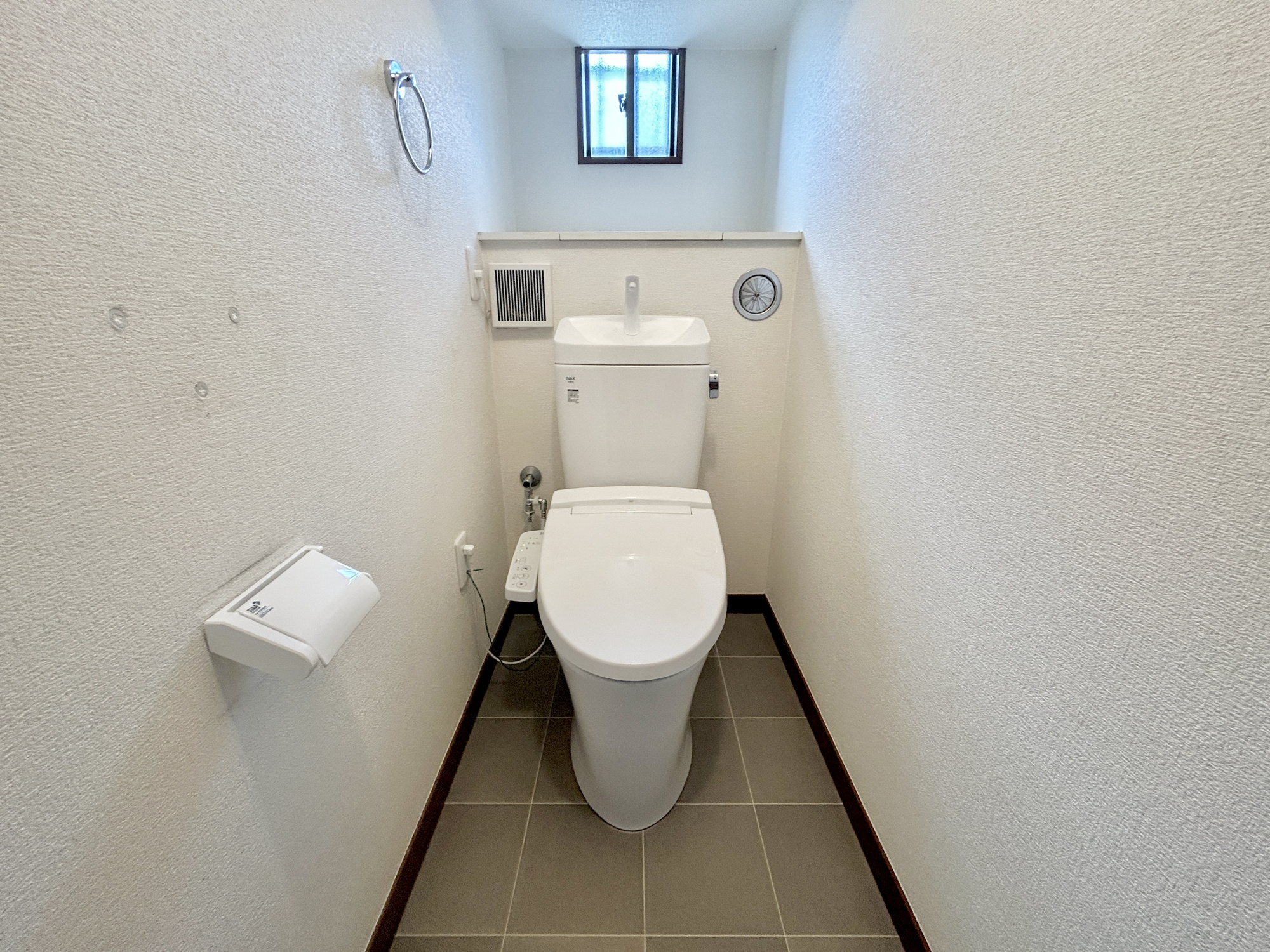 高崎市中里町1期　中古物件のトイレ|節水型でエコなトイレには、今では当たり前の洗浄付き。便座を温める機能もついていて、居心地良くてトイレから出られなくなるかも！換気用に換気扇はもちろん、窓も着いているので常に快適ですね♪