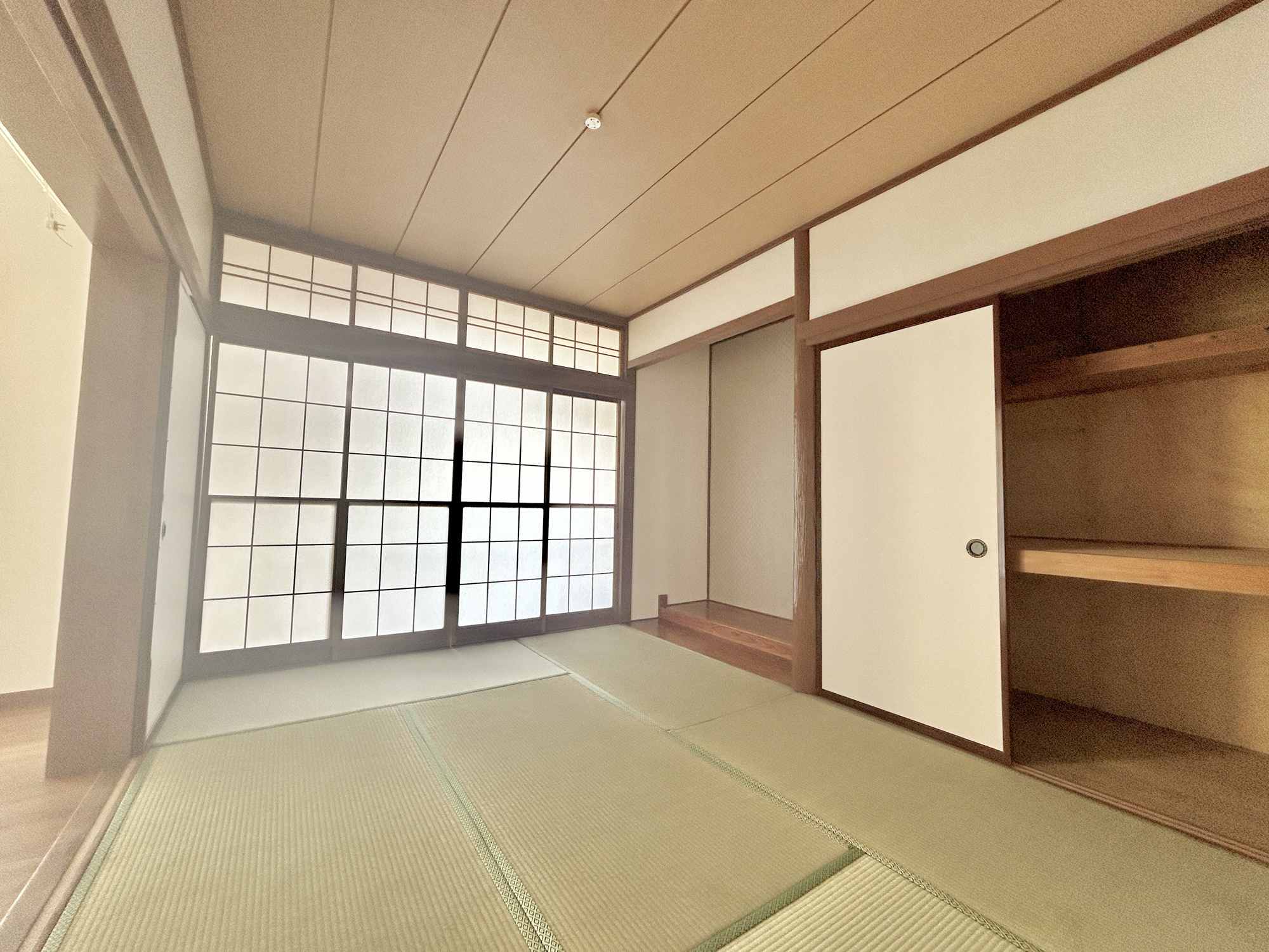 高崎市中里町1期　中古物件の和室|大きな窓からたっぷりの日差しが降り注ぐ明るい室内です。気持ちの良い朝日を受けて、目覚めの良い健康的な朝を迎えられそうです。 