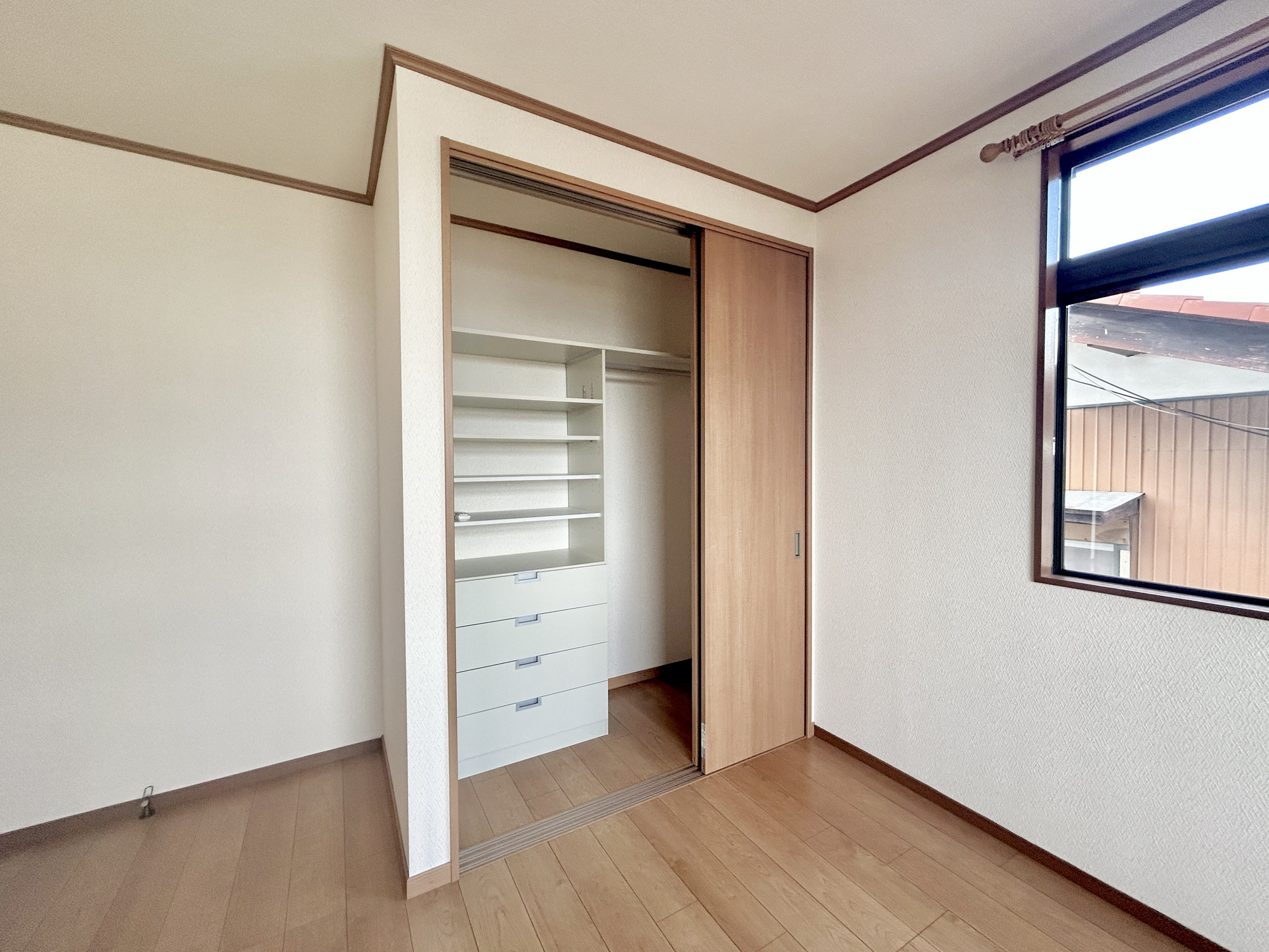 高崎市中里町1期　中古物件の収納|折戸の扉で収納の出し入れが楽になります(^^)/
収納ケースを置かなくていいのでお部屋の見た目もスッキリ！