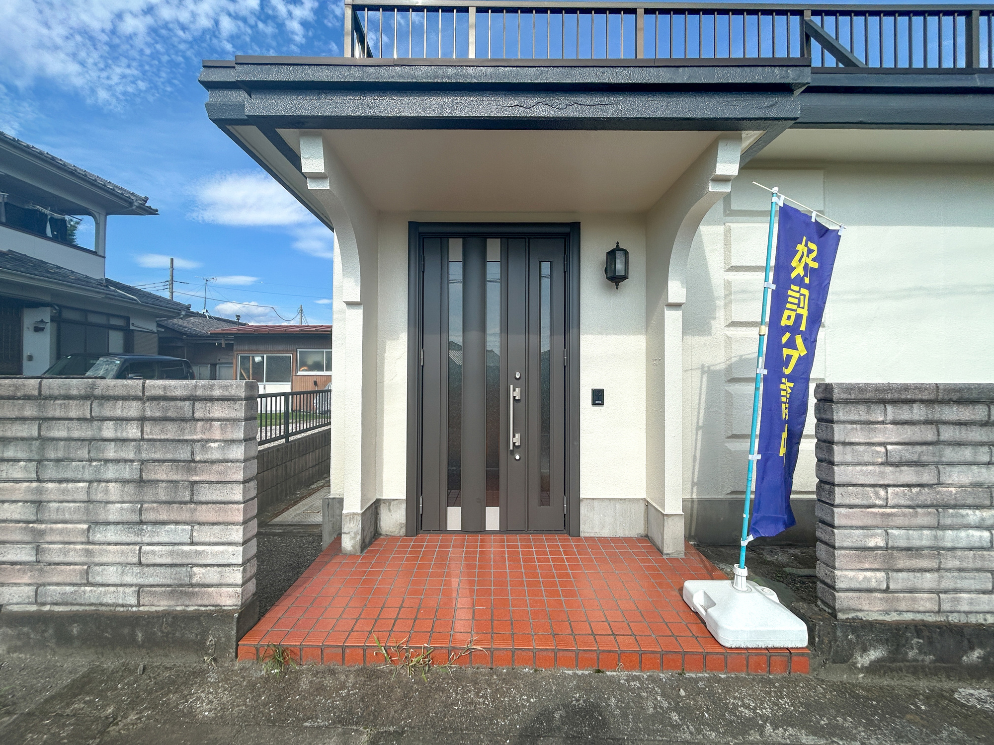 高崎市中里町1期　中古物件の玄関|玄関上は屋根があるので雨の心配いらず♪