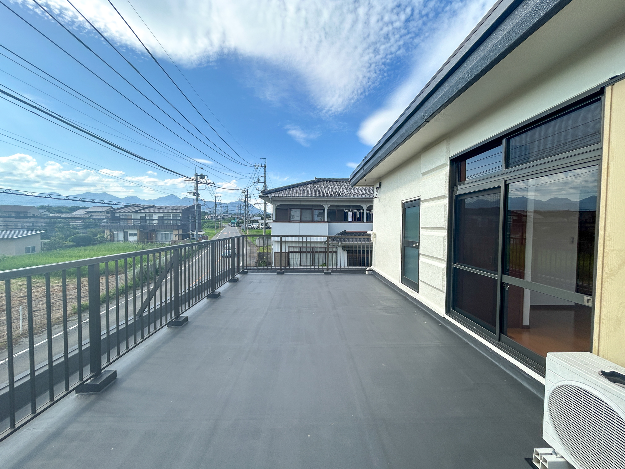 高崎市中里町1期　中古物件のバルコニー|開放的なバルコニーは見晴らしもよく、太陽の温かな温もりをめいっぱい受け止めてくれます。太陽の光と爽やかな風を受けたお洗濯物はあっという間に乾き、取りこむ時には太陽の匂いを感じられそうですね。