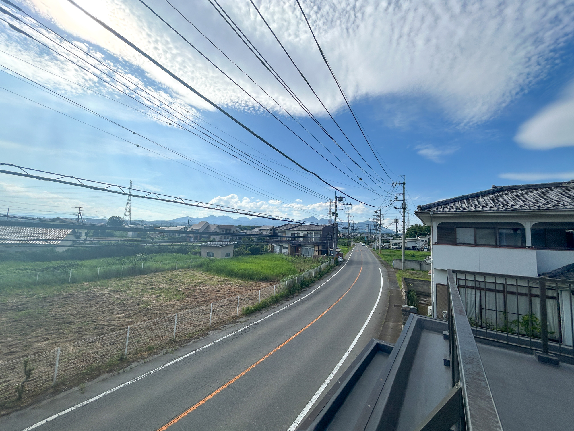 高崎市中里町1期　中古物件の展望|閑静な住宅地で子育て家族にピッタリ。毎日のお散歩も快適な緑に恵まれたエリアで、自然に包まれた穏やかな暮らしを実現するための、ゆとりある住環境が整っています。緑の潤いを感じながらホッと生活できそう。