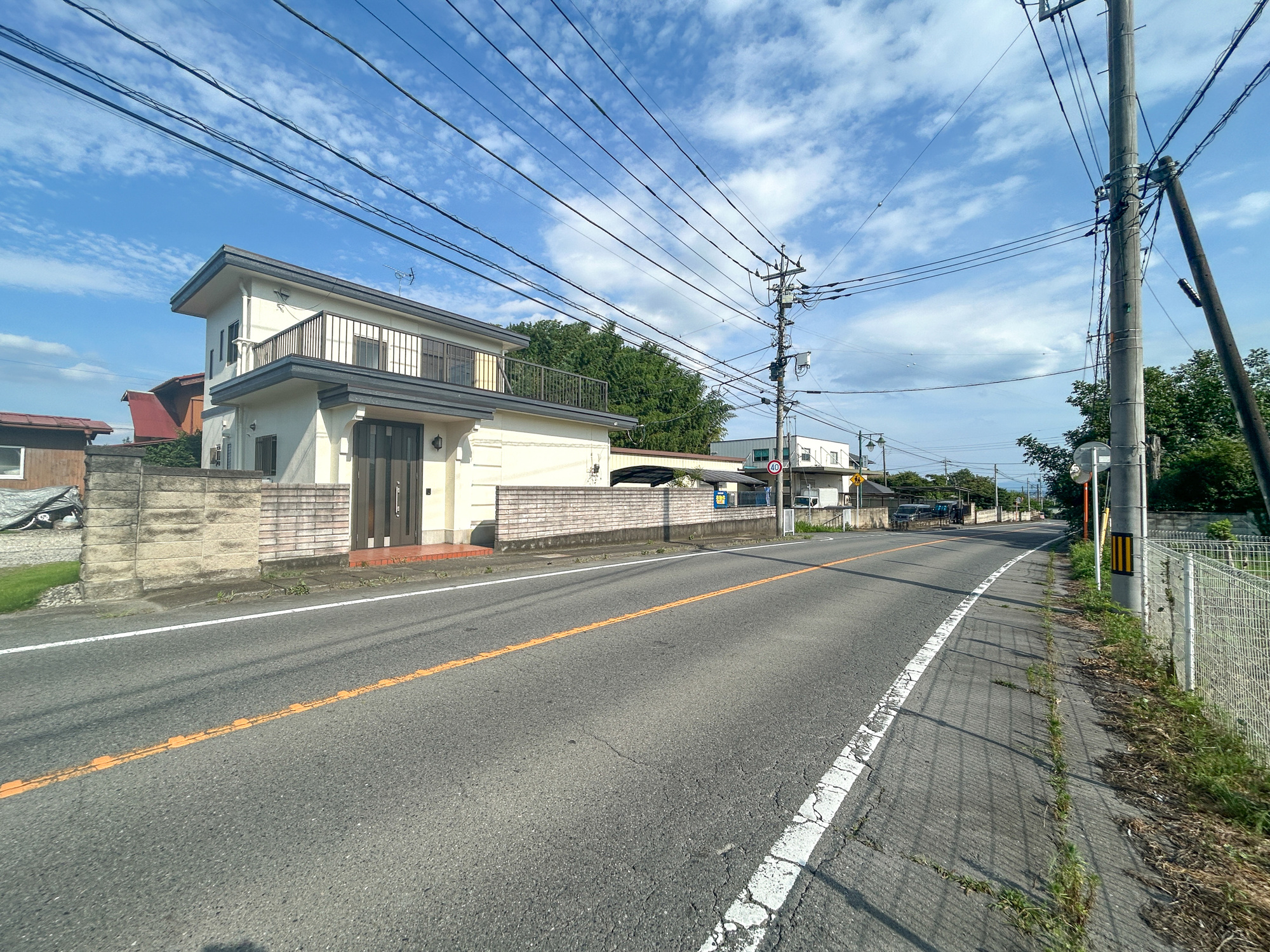 高崎市中里町1期　中古物件の前面道路含む現地写真|低層の一戸建てを中心とした街並みが整然と続き、周辺は高い建物が建っていないので、採光や開放性に恵まれ、空が広く緑の多い閑静な趣を感じる環境です。


