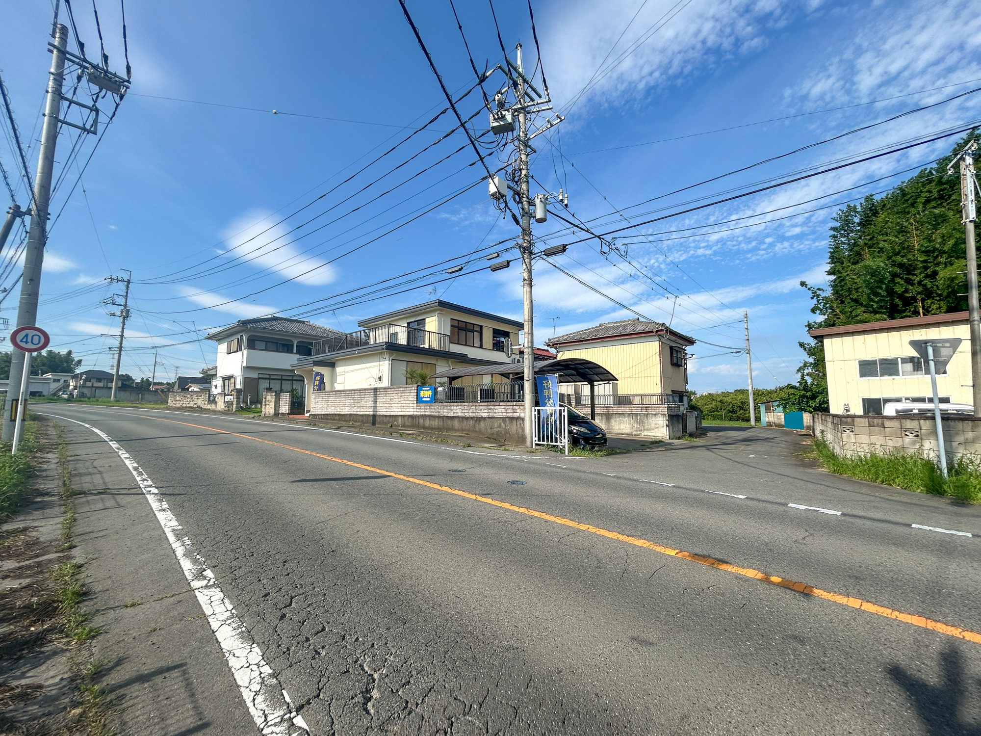 高崎市中里町1期　中古物件の前面道路含む現地写真|閑静な住宅地で子育て家族にピッタリ。毎日のお散歩も快適な緑に恵まれたエリアで、自然に包まれた穏やかな暮らしを実現するための、ゆとりある住環境が整っています。

