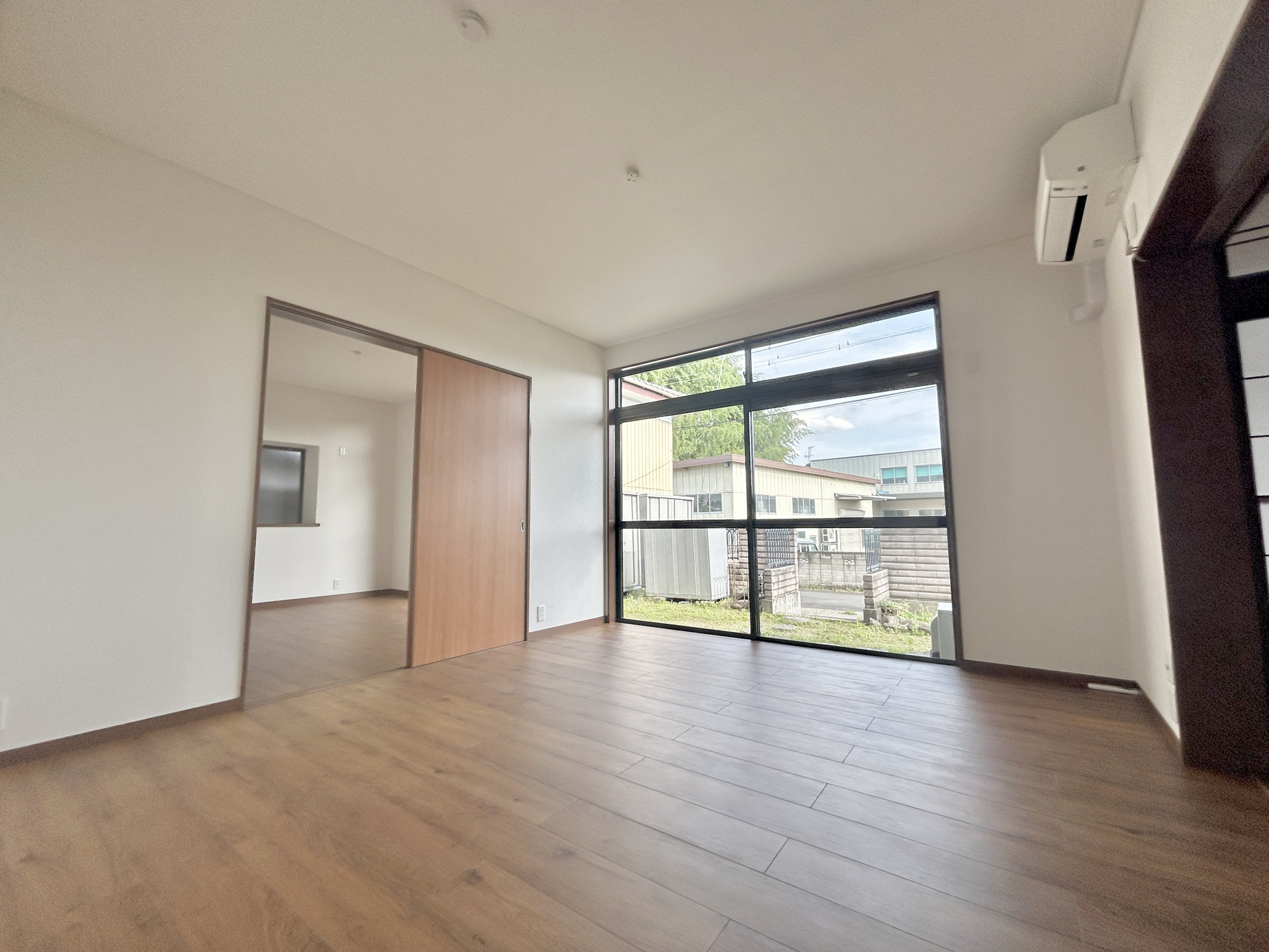 高崎市中里町1期　中古物件の居間・リビング|オープンな空間を生み出す、こだわりの広がりとゆとり。家族と過ごす時間を大切にしたい方にぴったりの明るくゆとりある住空間です。窓からの日差しがリビングの隅々までしっかりと届きます！ 