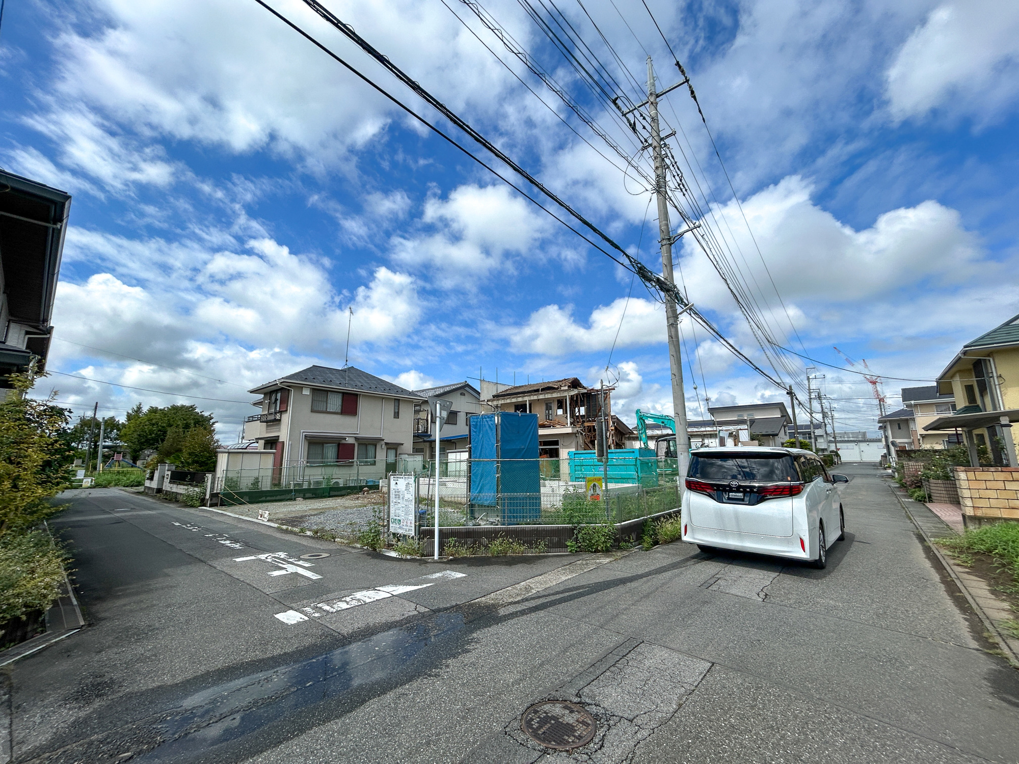 伊勢崎市安堀町第5期　新築住宅全1棟の前面道路含む現地写真|閑静な住宅地で子育て家族にピッタリ。毎日のお散歩も快適な緑に恵まれたエリアで、自然に包まれた穏やかな暮らしを実現するための、ゆとりある住環境が整っています。

