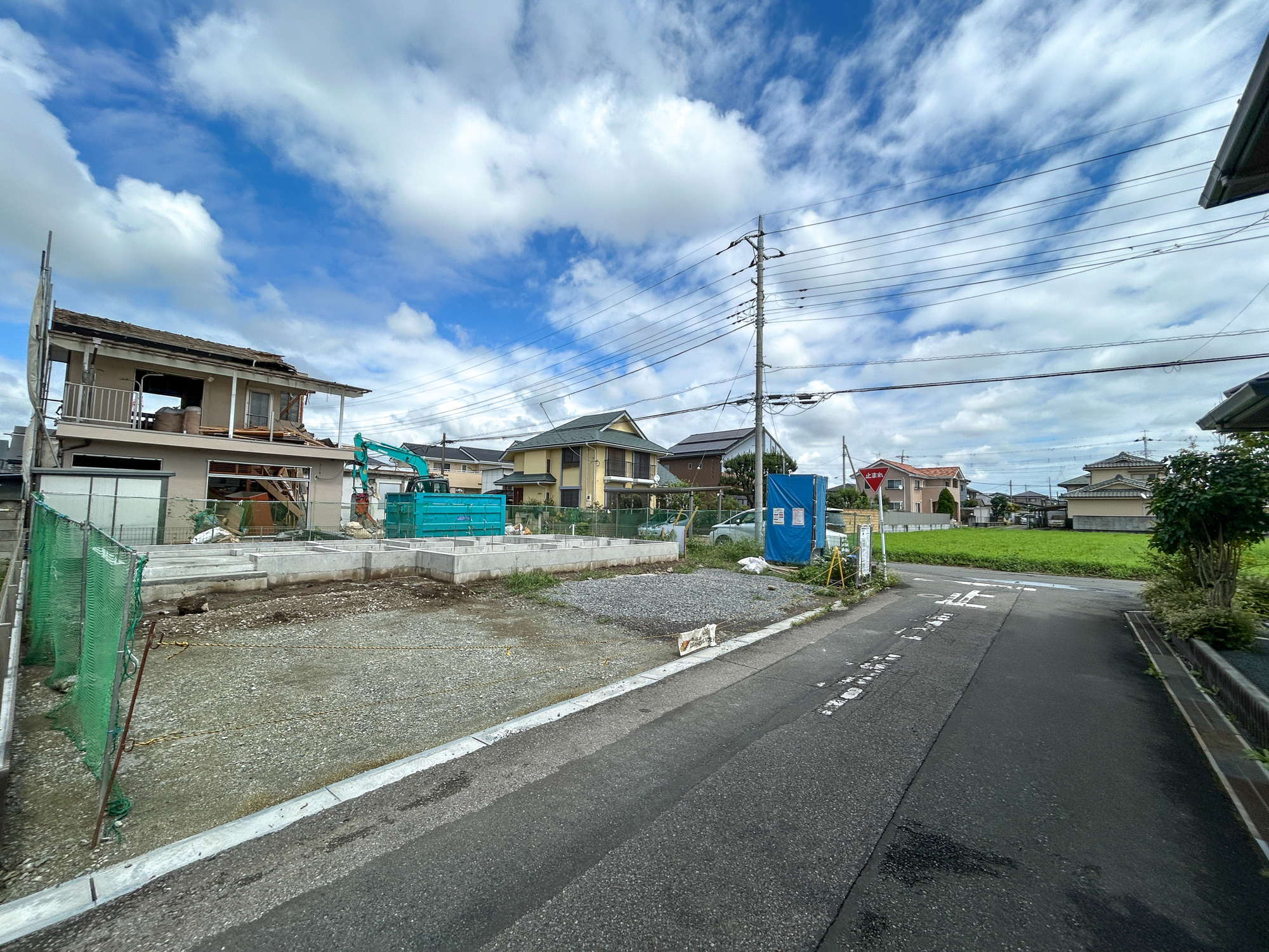 伊勢崎市安堀町第5期　新築住宅全1棟の前面道路含む現地写真|低層の一戸建てを中心とした街並みが整然と続き、周辺は高い建物が建っていないので、採光や開放性に恵まれ、空が広く緑の多い閑静な趣を感じる環境です。

