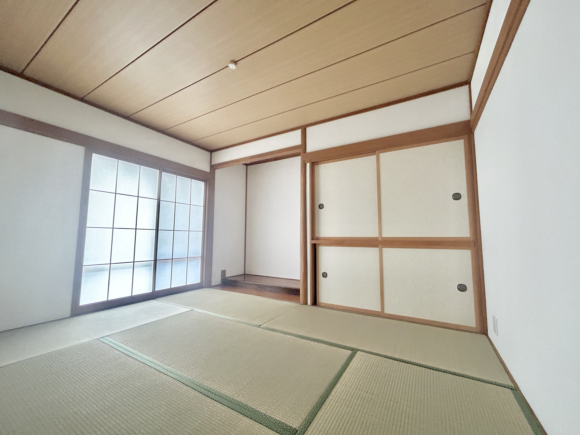 伊勢崎市今泉町1期　中古住宅の和室|大きな窓からたっぷりの日差しが降り注ぐ明るい室内です。気持ちの良い朝日を受けて、目覚めの良い健康的な朝を迎えられそうです。 