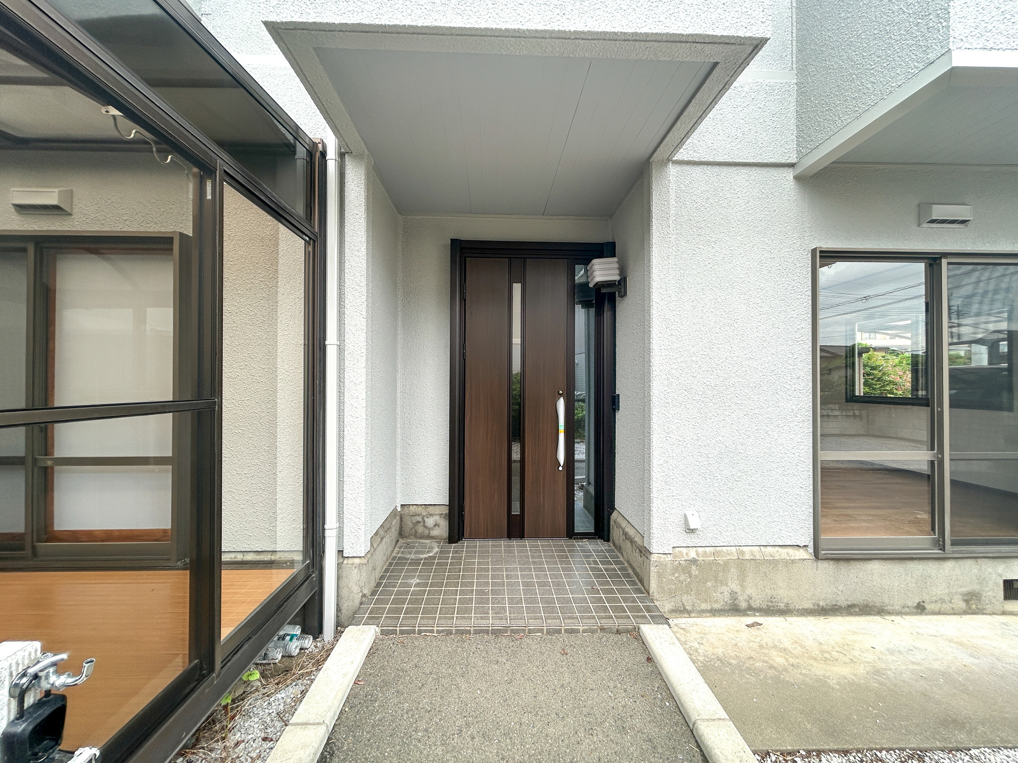 伊勢崎市今泉町1期　中古住宅の玄関|明るく優しいイメージの玄関アプローチ。玄関上は屋根があるので雨の心配いらず♪