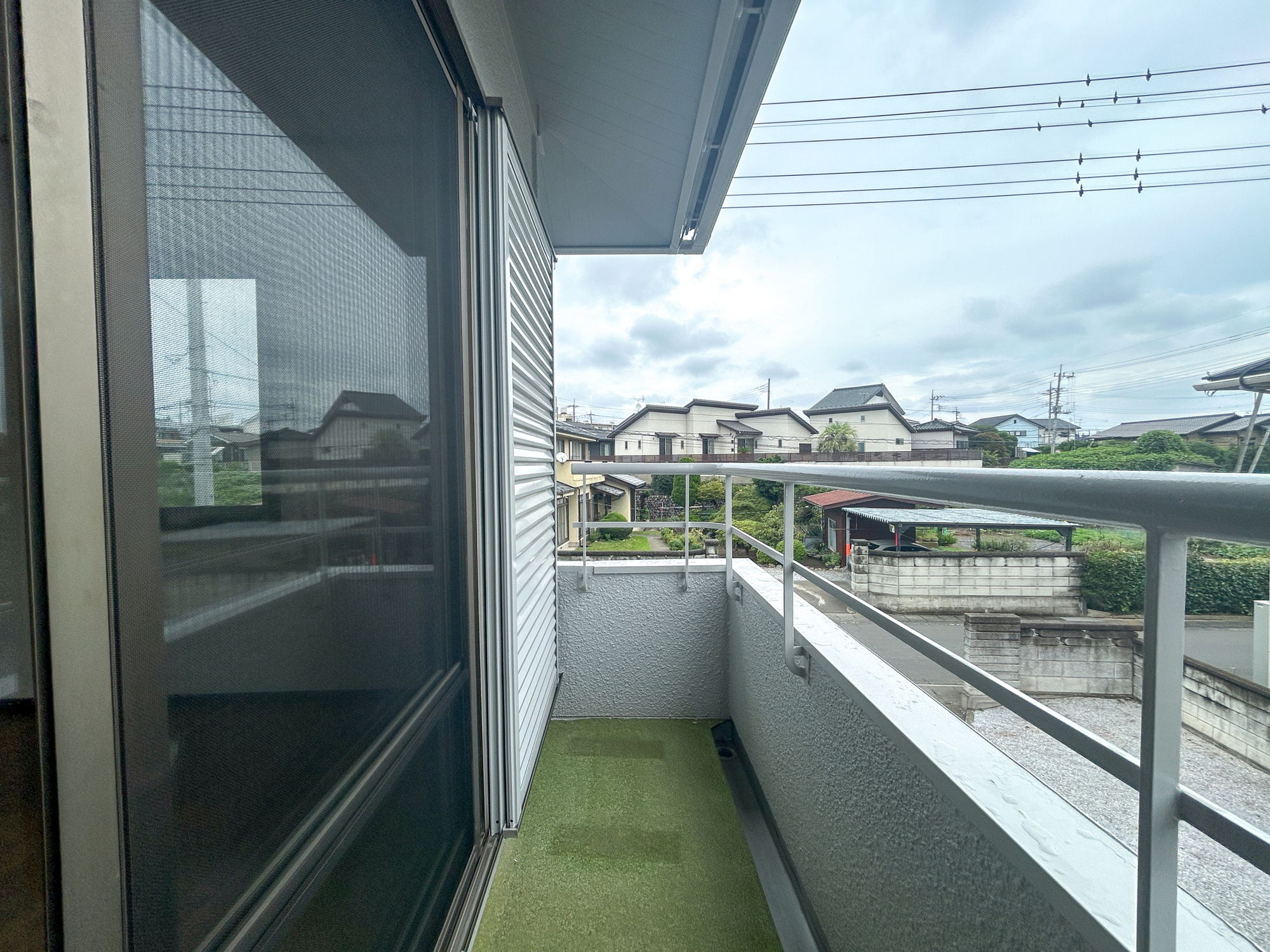 伊勢崎市今泉町1期　中古住宅のバルコニー|開放的なバルコニーは見晴らしもよく、太陽の温かな温もりをめいっぱい受け止めてくれます。太陽の光と爽やかな風を受けたお洗濯物はあっという間に乾き、取りこむ時には太陽の匂いを感じられそうですね。