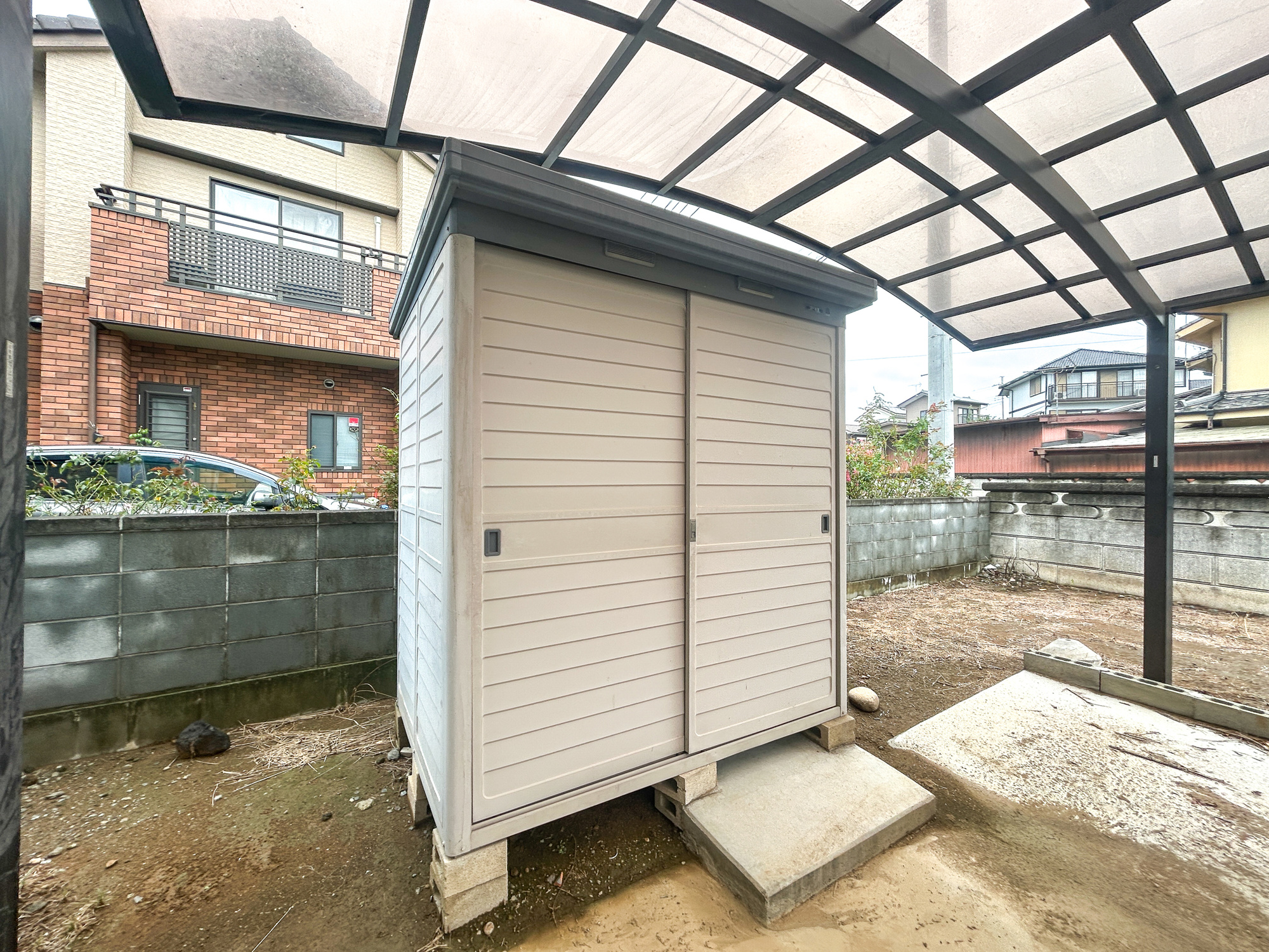 伊勢崎市今泉町1期　中古住宅のその他|外の物置には、季節用品やアウトドア用品などをまとめて収納できます♪