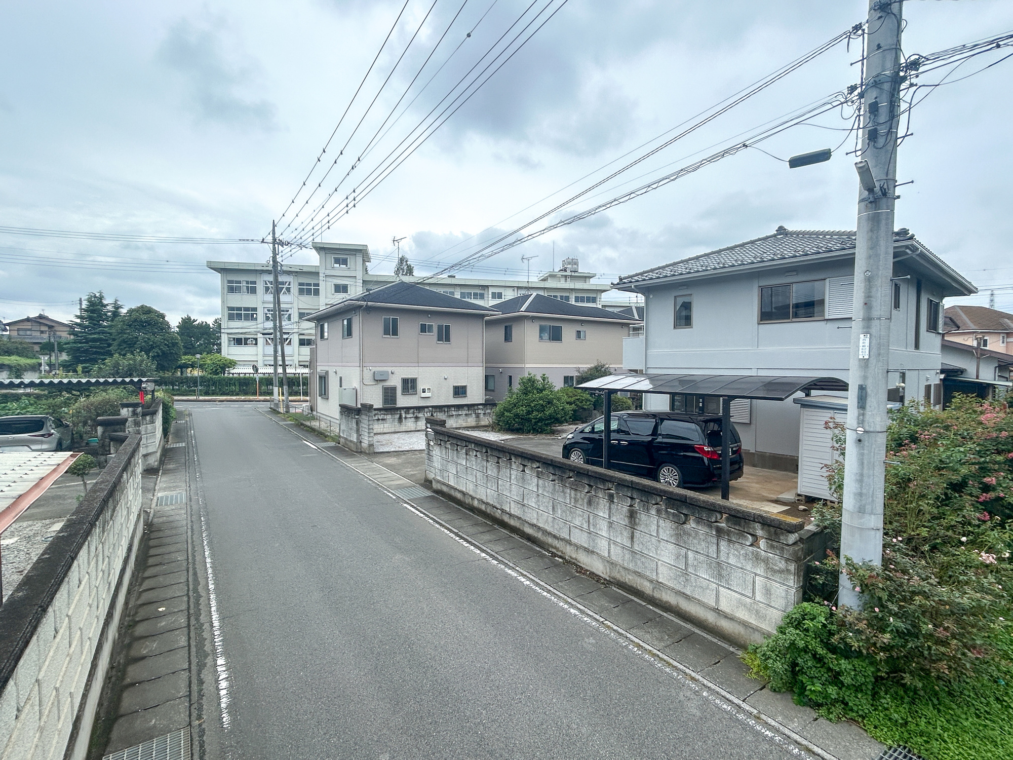 伊勢崎市今泉町1期　中古住宅の前面道路含む現地写真|閑静な住宅地で子育て家族にピッタリ。毎日のお散歩も快適な緑に恵まれたエリアで、自然に包まれた穏やかな暮らしを実現するための、ゆとりある住環境が整っています。