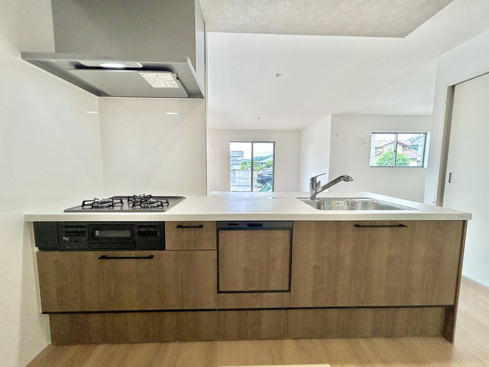 高崎市乗附町1期　新築住宅全3棟のキッチン|収納が多いのでキッチンの上は常にきれいに保てます！！
お料理がしたくなるそんな嬉しい・楽しいキッチンです♪