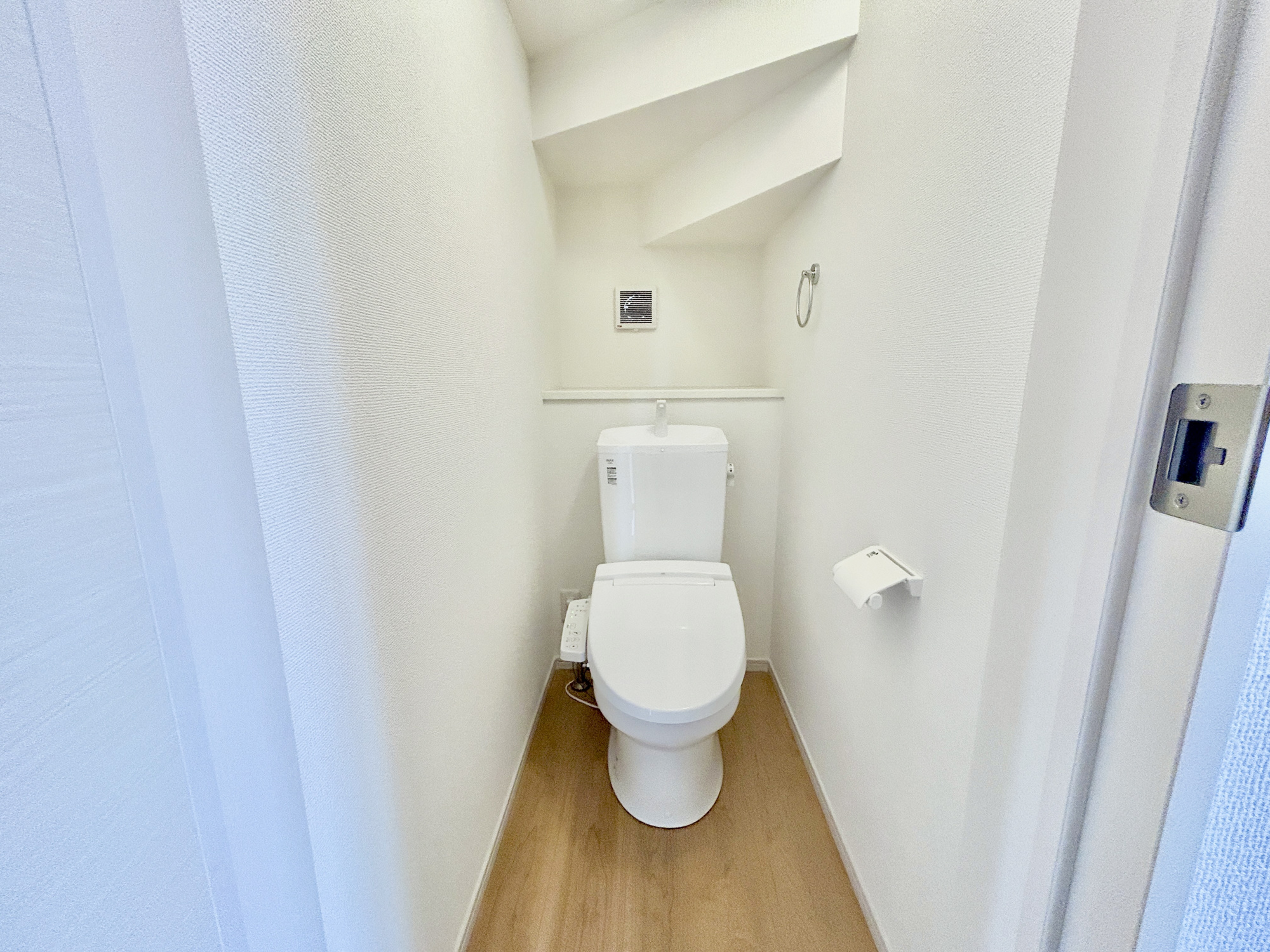 高崎市乗附町1期　新築住宅全3棟のトイレ|節水型でエコなトイレには、今では当たり前の洗浄付き。便座を温める機能もついていて、居心地良くてトイレから出られなくなるかも！換気用に換気扇はもちろん、窓も着いているので常に快適ですね♪