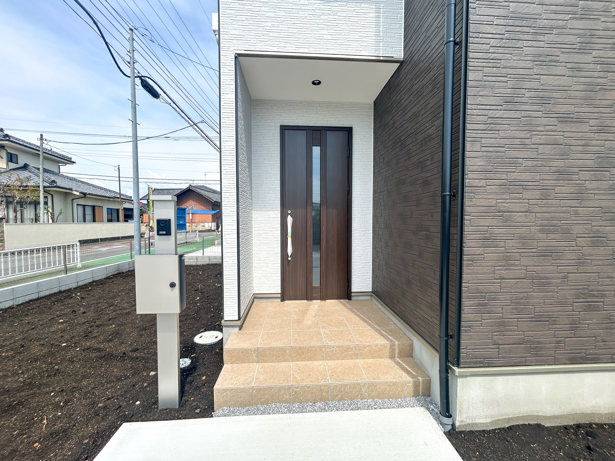 高崎市乗附町1期　新築住宅全3棟の玄関|明るく優しいイメージの玄関アプローチ。玄関上は屋根があるので雨の心配いらず♪