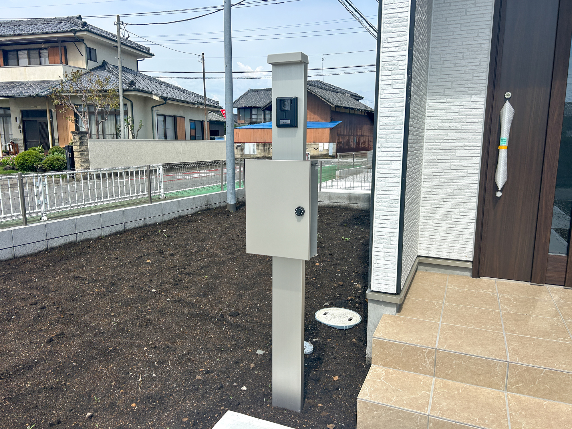 高崎市乗附町1期　新築住宅全3棟の設備|おしゃれな機能ポールにはポスト、インターフォン、表札設置可能です♪			