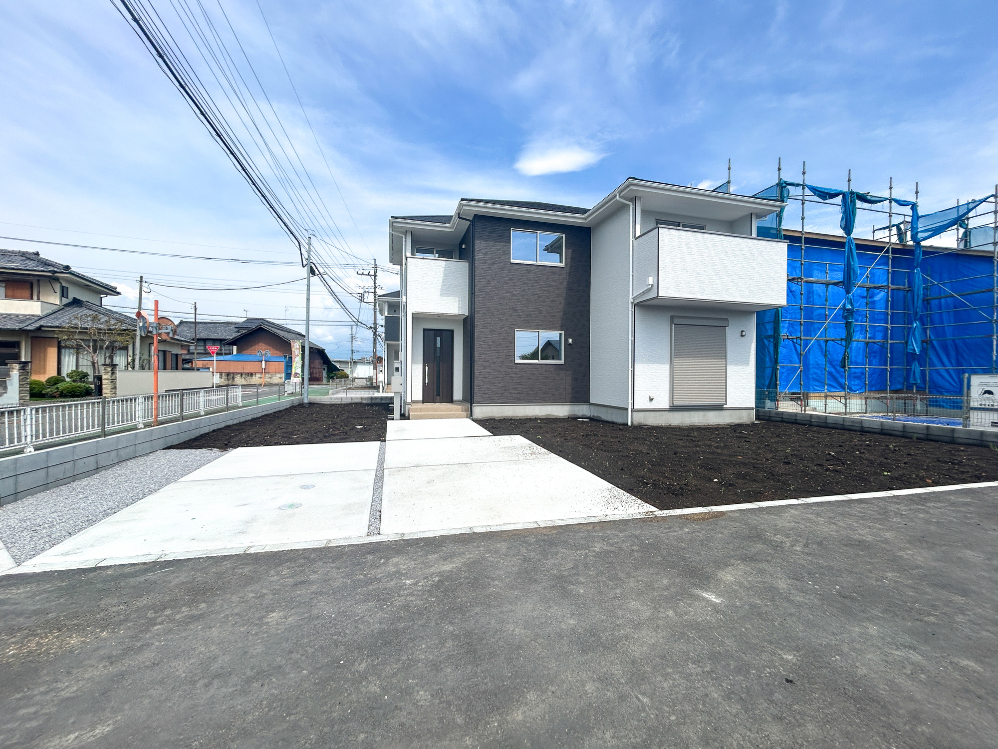 高崎市乗附町1期　新築住宅全3棟の駐車場|車庫土間施工済み、駐車2台可能です(^^♪