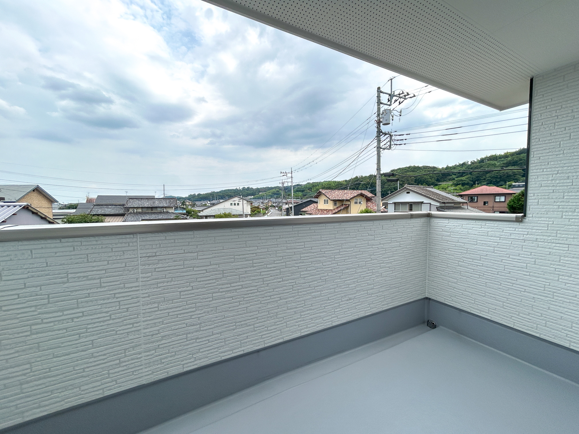 高崎市乗附町1期　新築住宅全3棟のバルコニー|開放的なバルコニーは見晴らしもよく、太陽の温かな温もりをめいっぱい受け止めてくれます。太陽の光と爽やかな風を受けたお洗濯物はあっという間に乾き、取りこむ時には太陽の匂いを感じられそうですね。